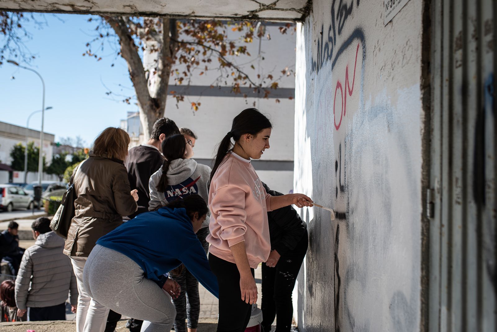 Imágenes de la limpieza de pintadas en La Hispanidad por los alumnos del Colegio de La Hispanidad en el Día de la Paz