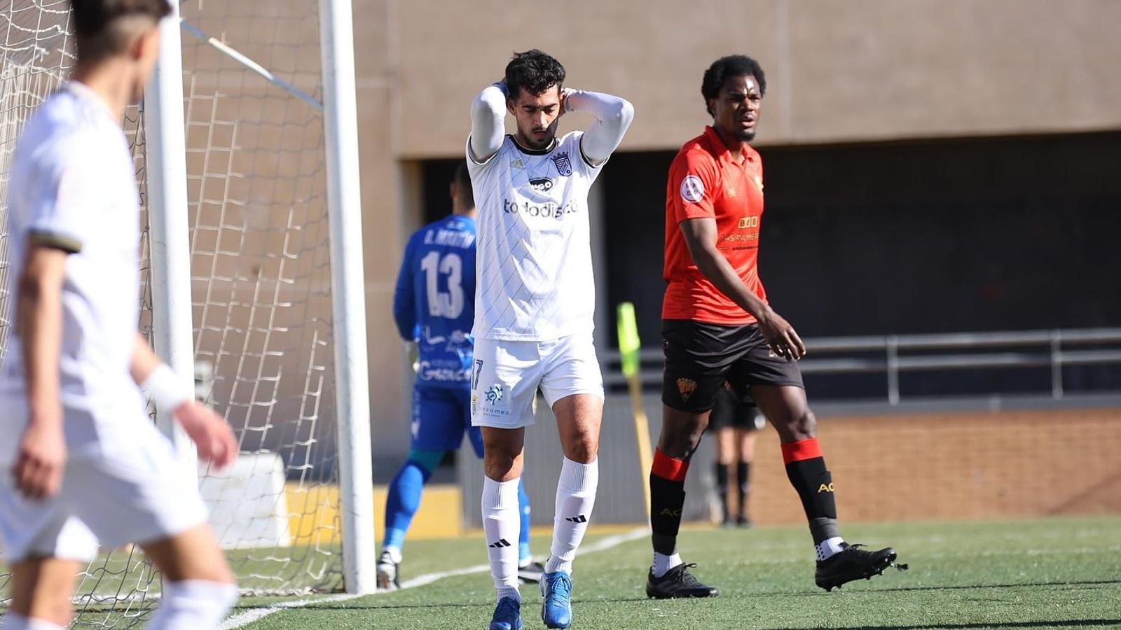 Iván Navarro se lleva las manos a la cabeza en una acción del partido.