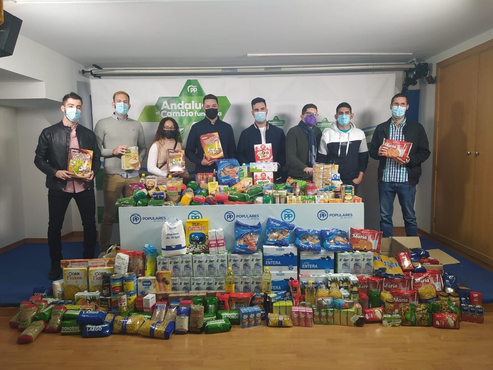 Nuevas Generaciones del PP entregan comida solidaria al Banco de Alimentos