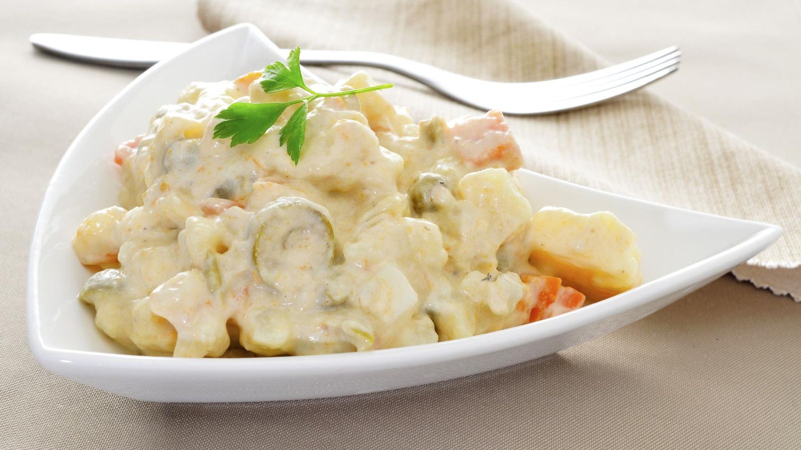 La tradicional tapa de ensaladilla rusa que en realidad nunca fue "rusa".