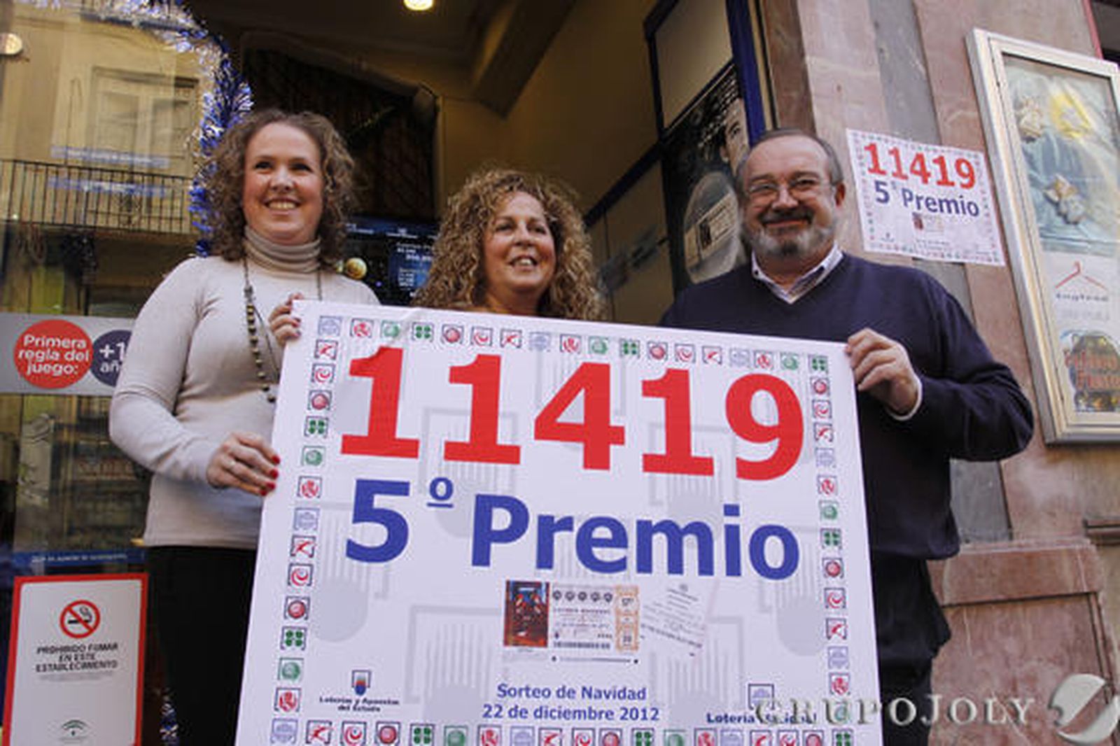 Alegría en la administración de loterías de Martínez 3, donde se ha vendido un décimo de un quinto premio del sorteo de Navidad.  Foto: Javier Albiñana