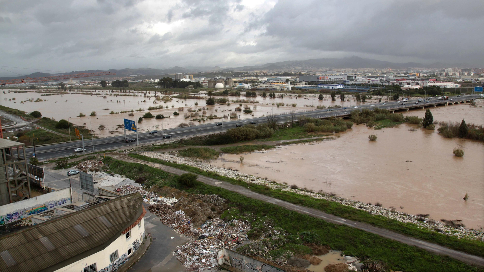 Imagen del río Guadalhorce desbordado, en su parte final. Imagen del río Guadalhorce desbordado, en su parte final.