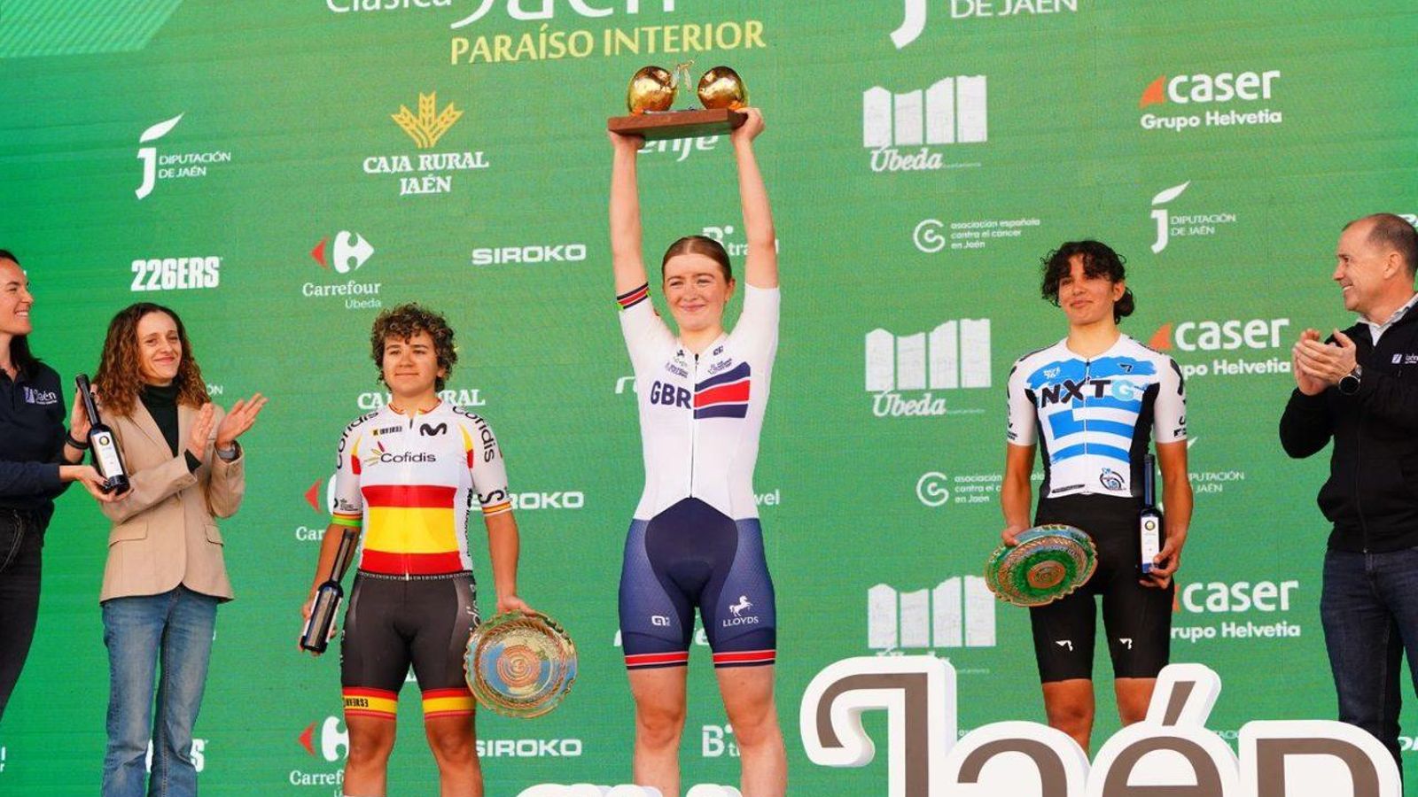 Las tres primeras clasificadas, en el podio.