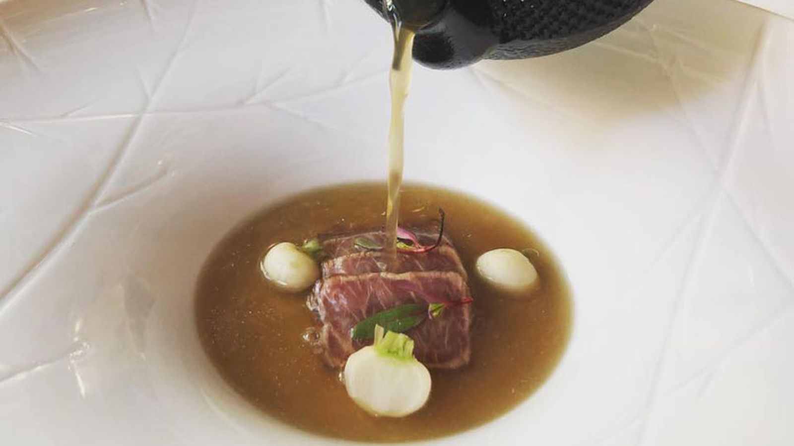 El atún con caldo de caracoles.