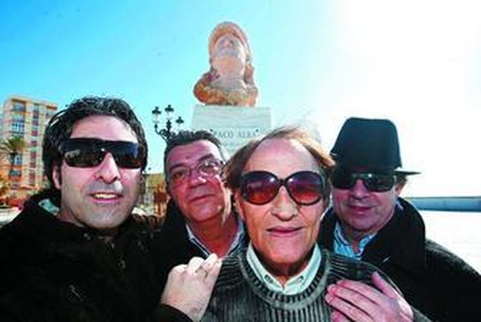 Antonio Martínez Ares, Joaquín Quiñones, Pedro Romero y Antonio Martín posan bajo el busto de Paco Alba.