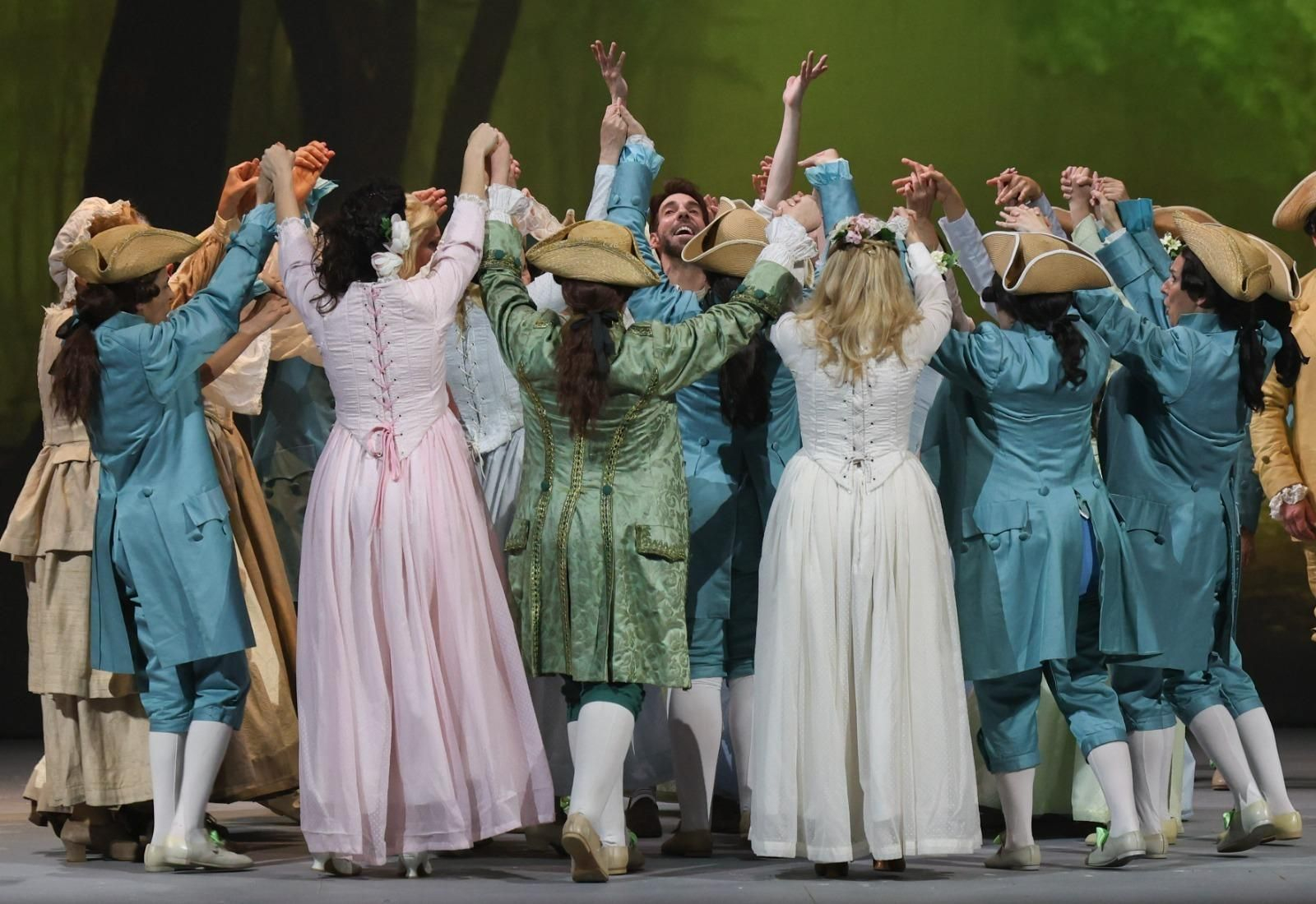 La versión de 'Manon Lescaut' que cierra la temporada lírica del Teatro Cervantes, en fotos