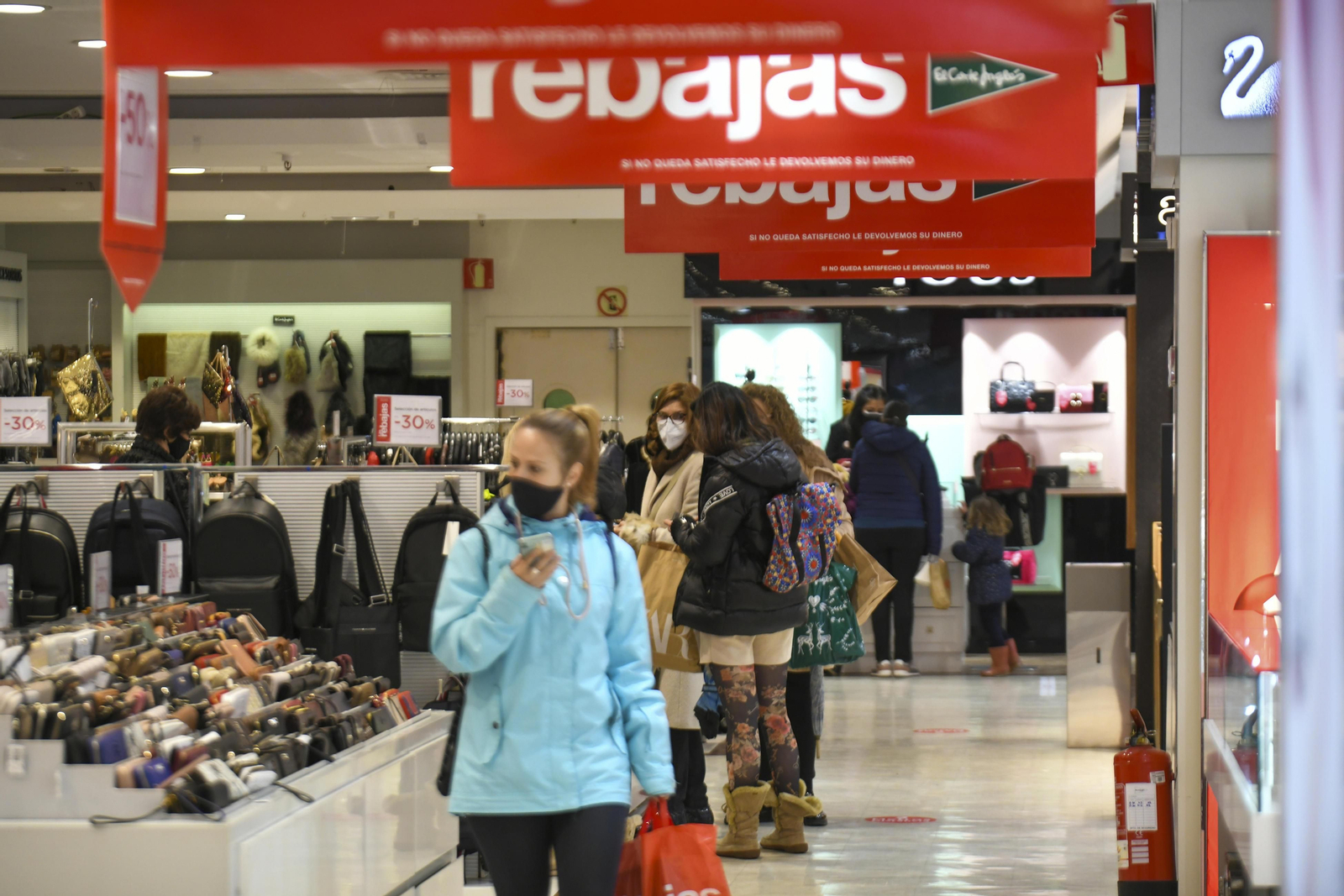 Fotos: el inicio de las rebajas en el Corte Inglés de Granada