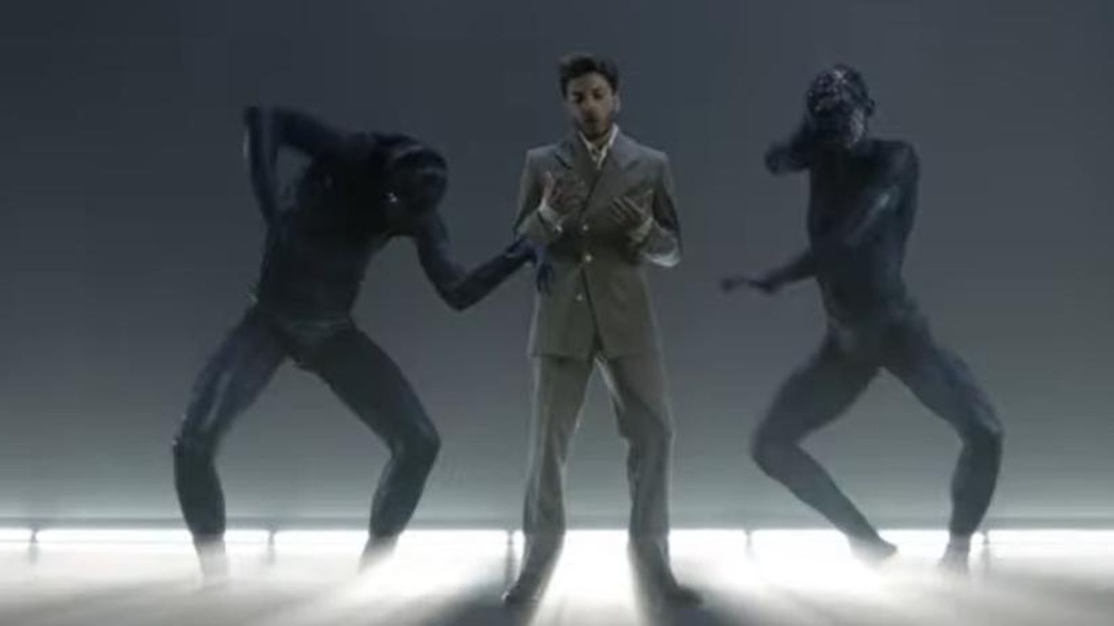 Blas Cantó entre dos bailarines del videoclip 'Universo'