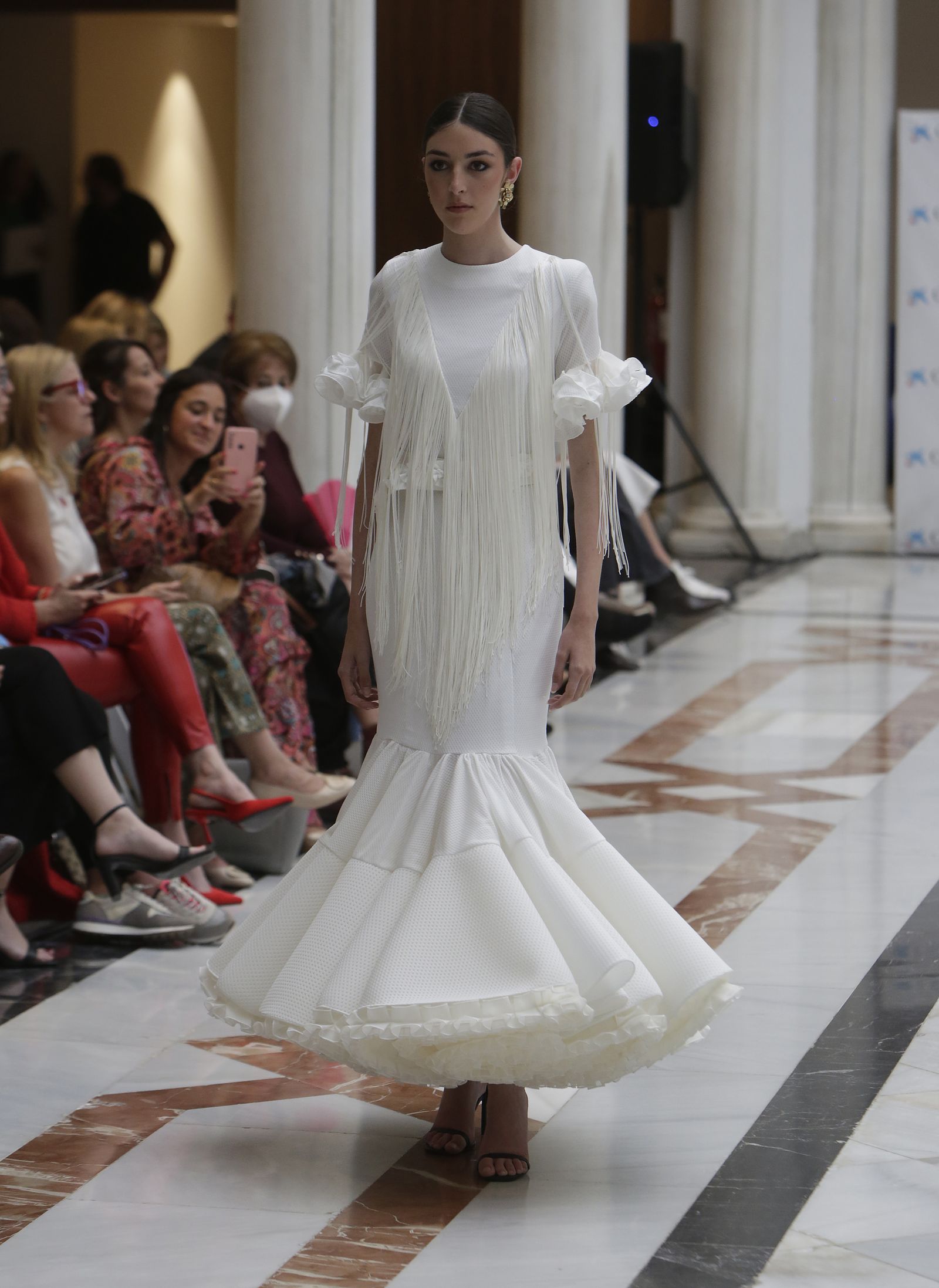 Desfile moda flamenca en las vísperas de la Feria de Abril CaixaBank
