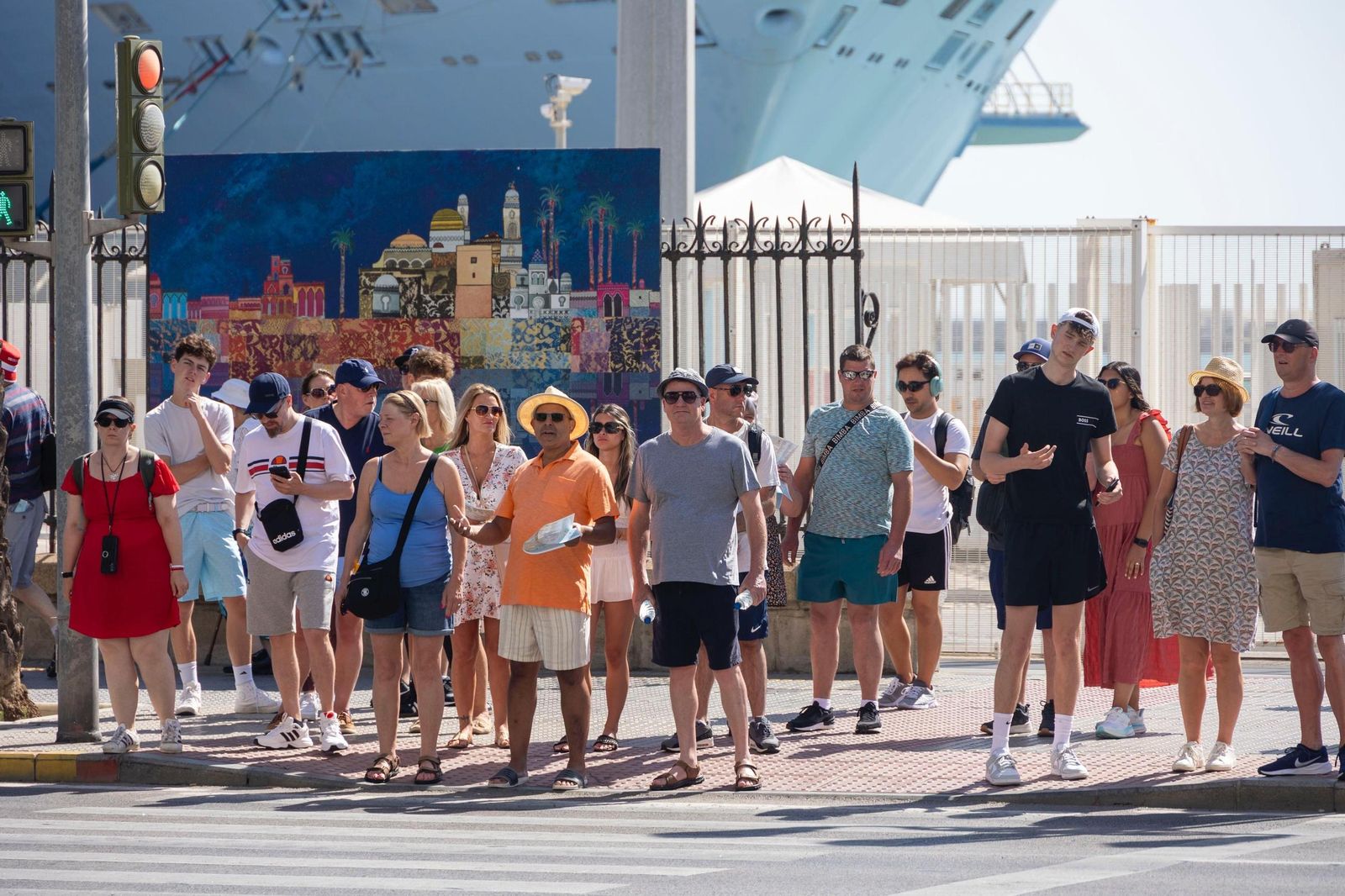 Turistas en el Puerto de Cádiz.