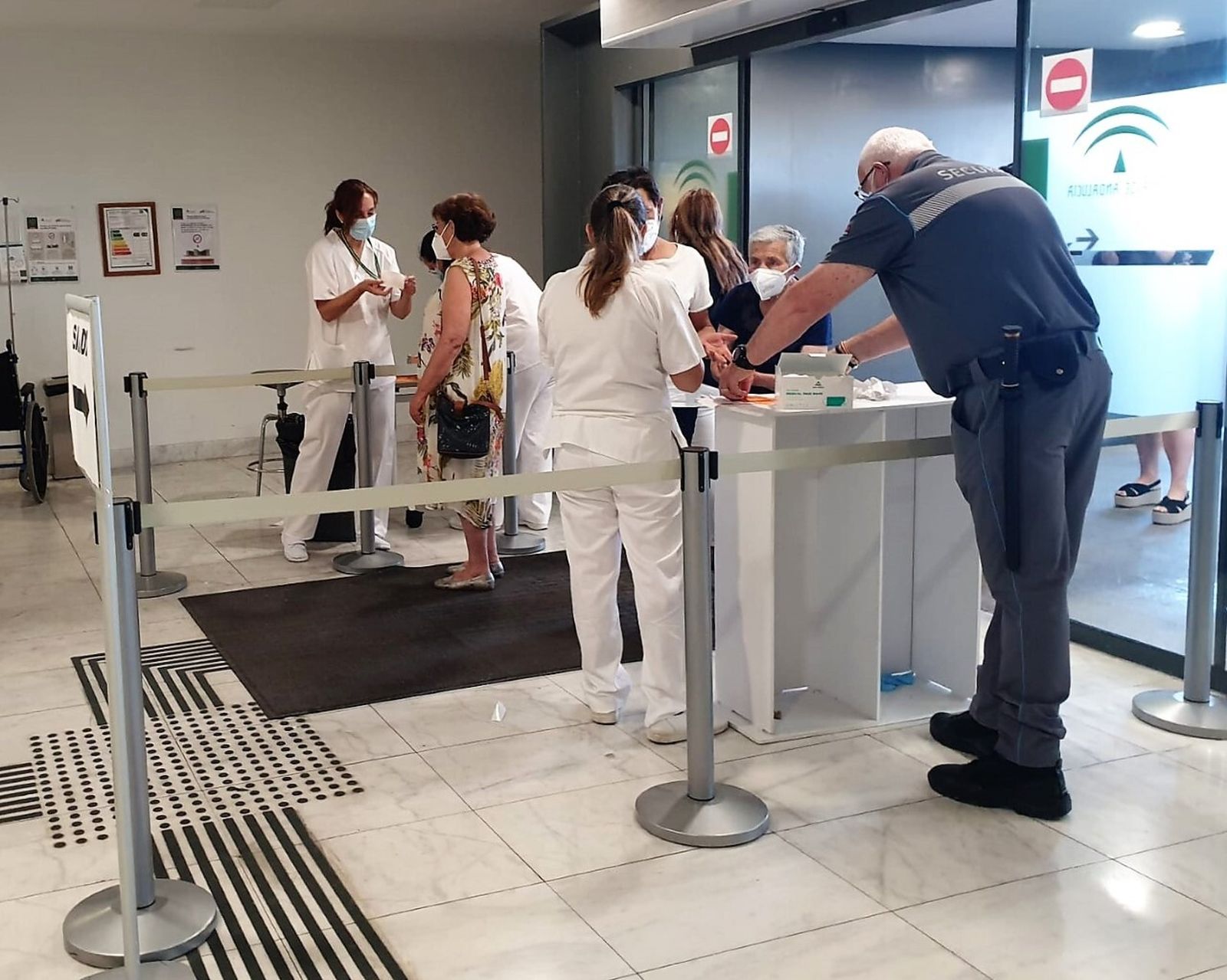 Nuevas normas en el Clínico de Granada para pacientes y acompañantes: el relevo será fuera del hospital