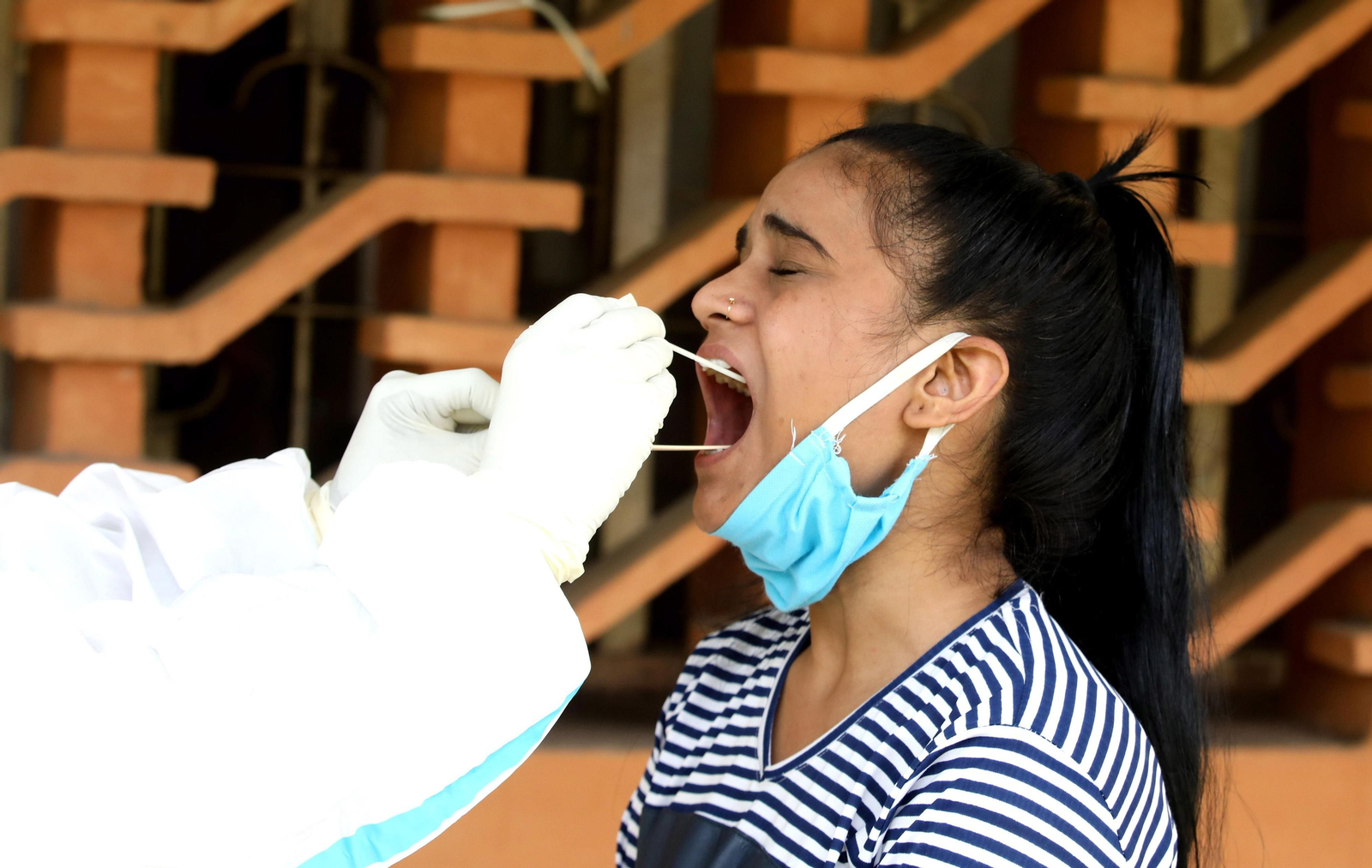 Realización de test a una joven en India.