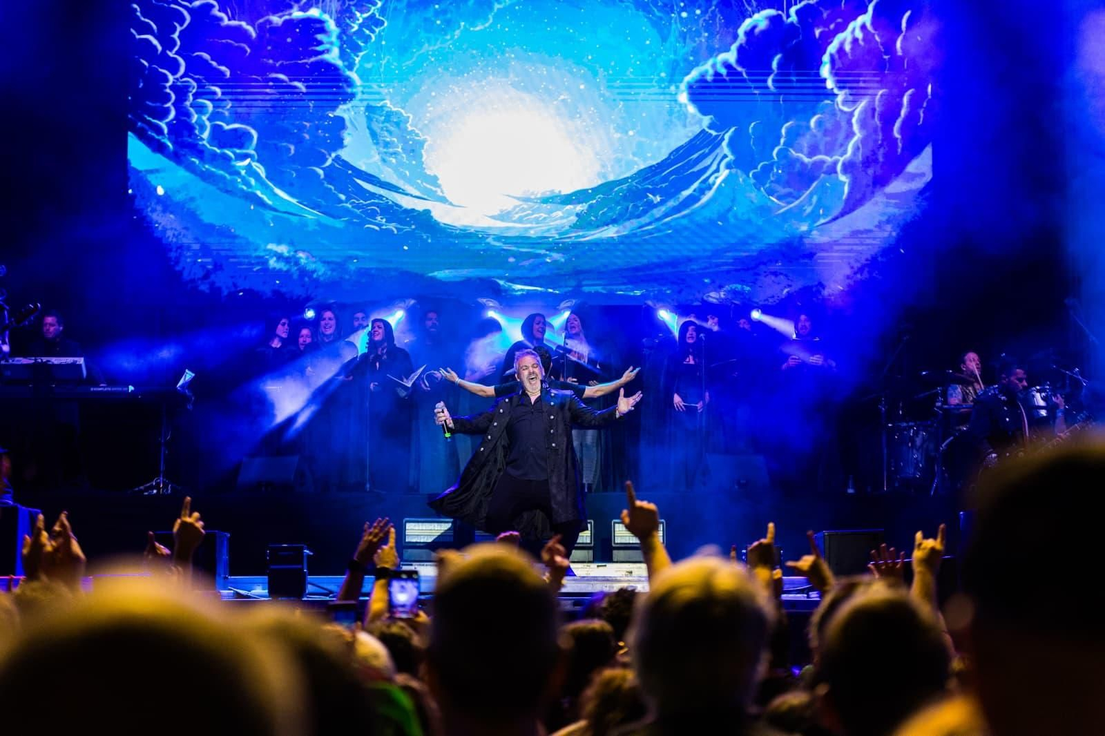 Miguel Ángel Franco, vocalista de Saurom, escoltado por el coro el Batallón de Mordor.