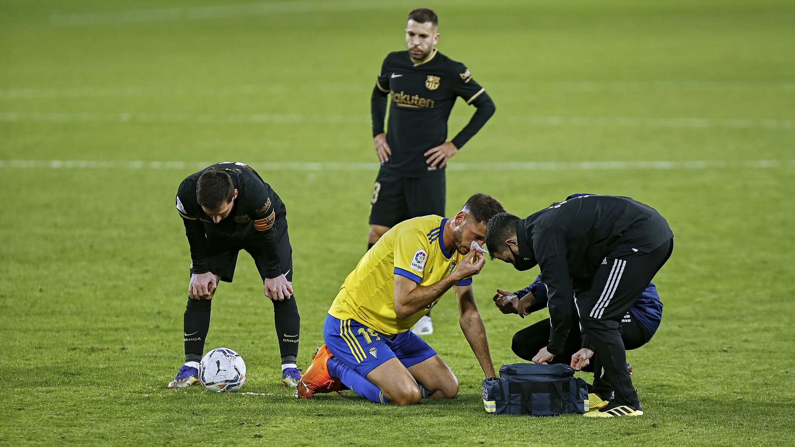 Alcalá sangra por la nariz en presencia de Messi y Jordi Alba.