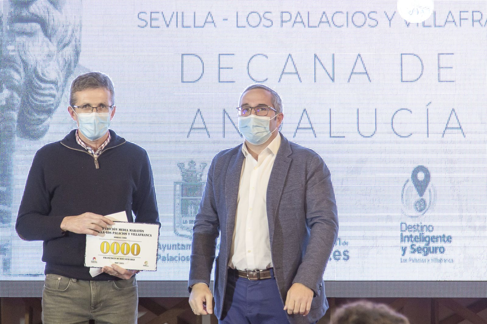 El alcalde de Los Palacios y Villafranca le entrega el dorsal 0 a Francisco Rubio 'Rerre'.