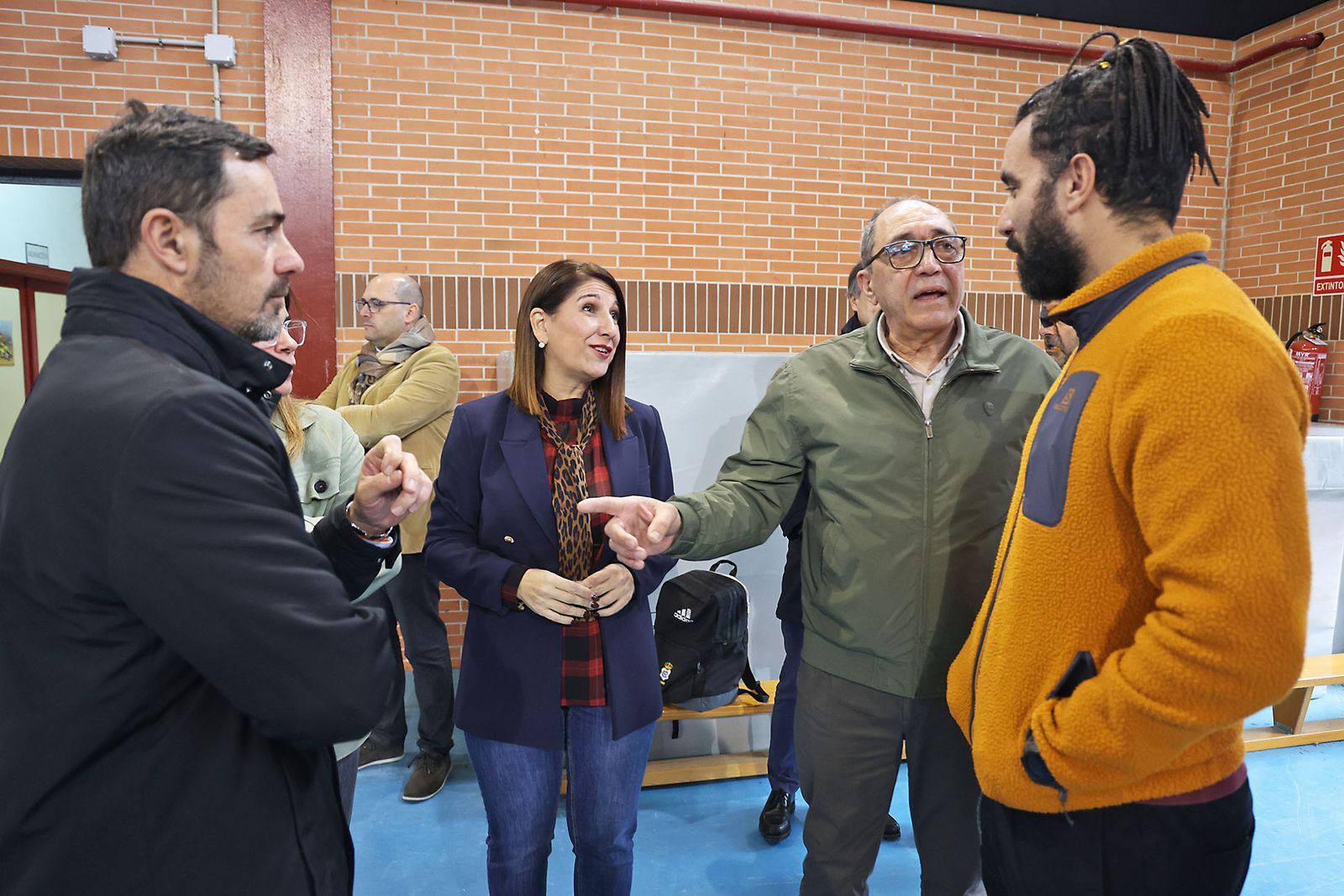 Exhibición práctica con alumnos y alumnas para promocionar el Campeonato de Europa de Bádminton en Huelva