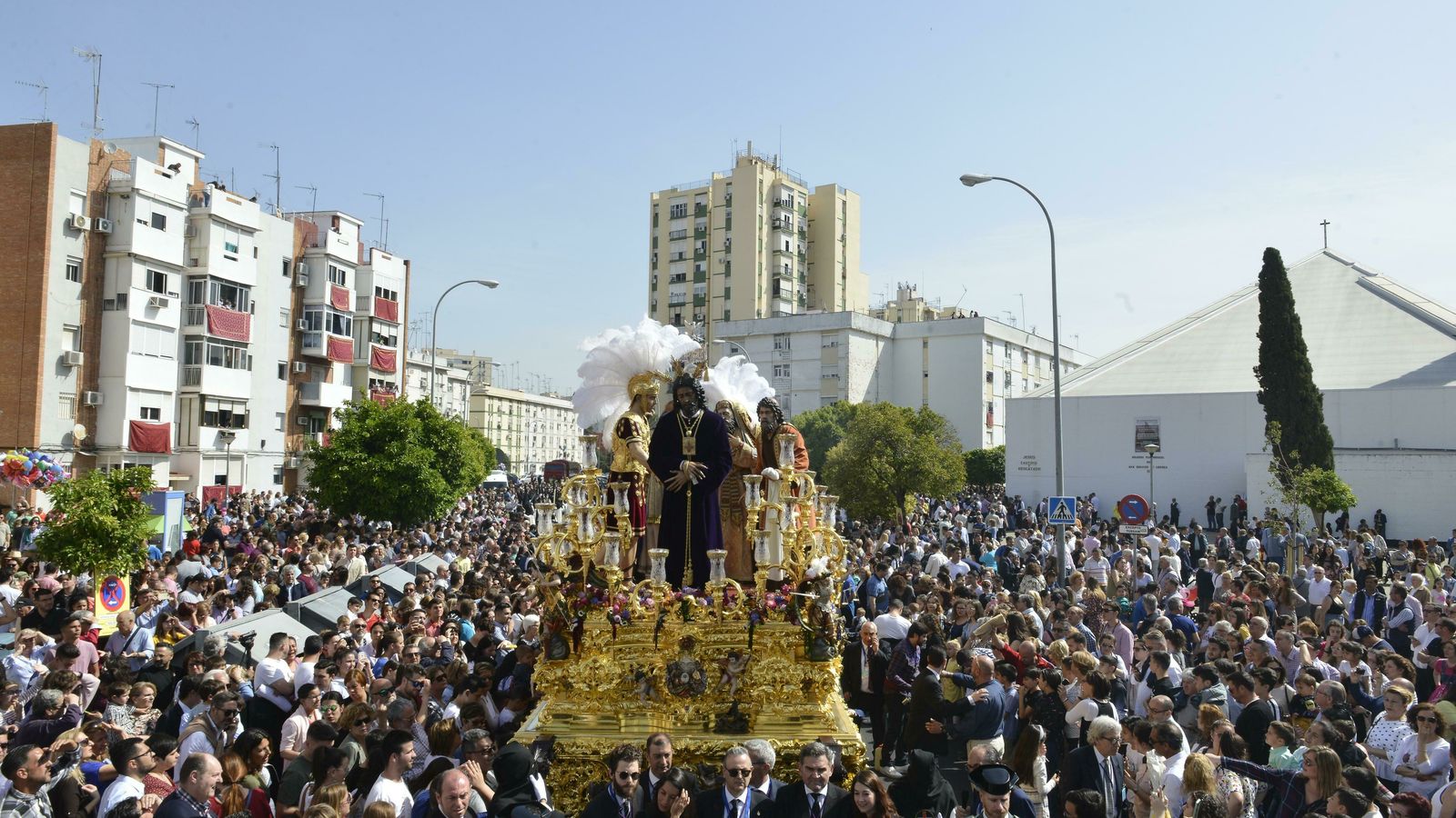 El misterio de la Hermandad del Cautivo en su barrio de San Pablo