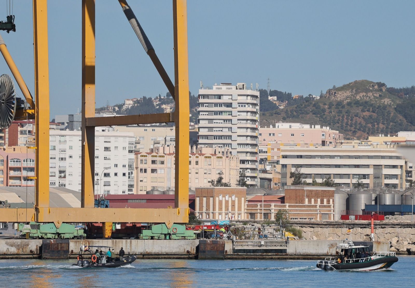 Las maniobras de seguridad de la Armada y la Guardia Civil en el puerto ...