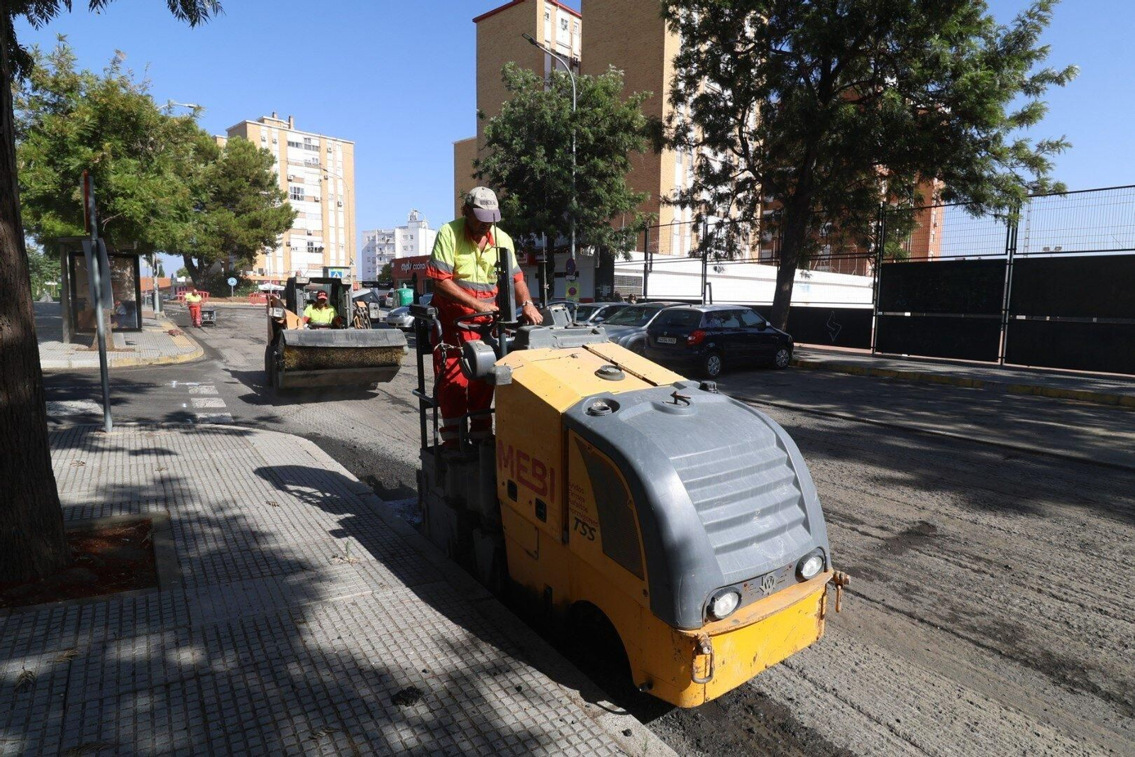Trabajos de asfaltado en una vía de la ciudad.