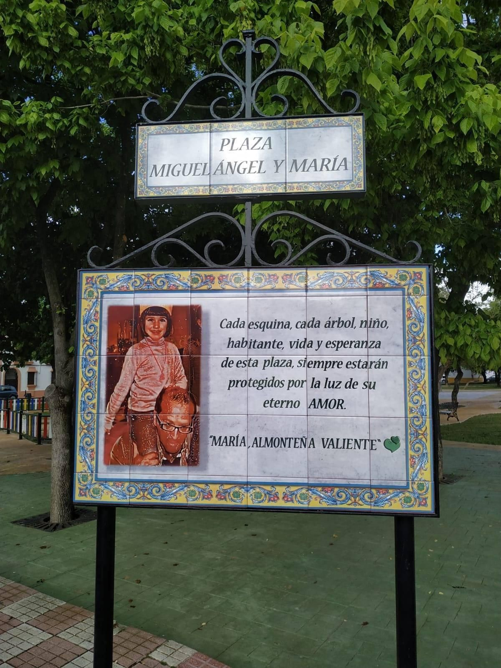 Recuerdo de las víctimas en un parque de Almonte