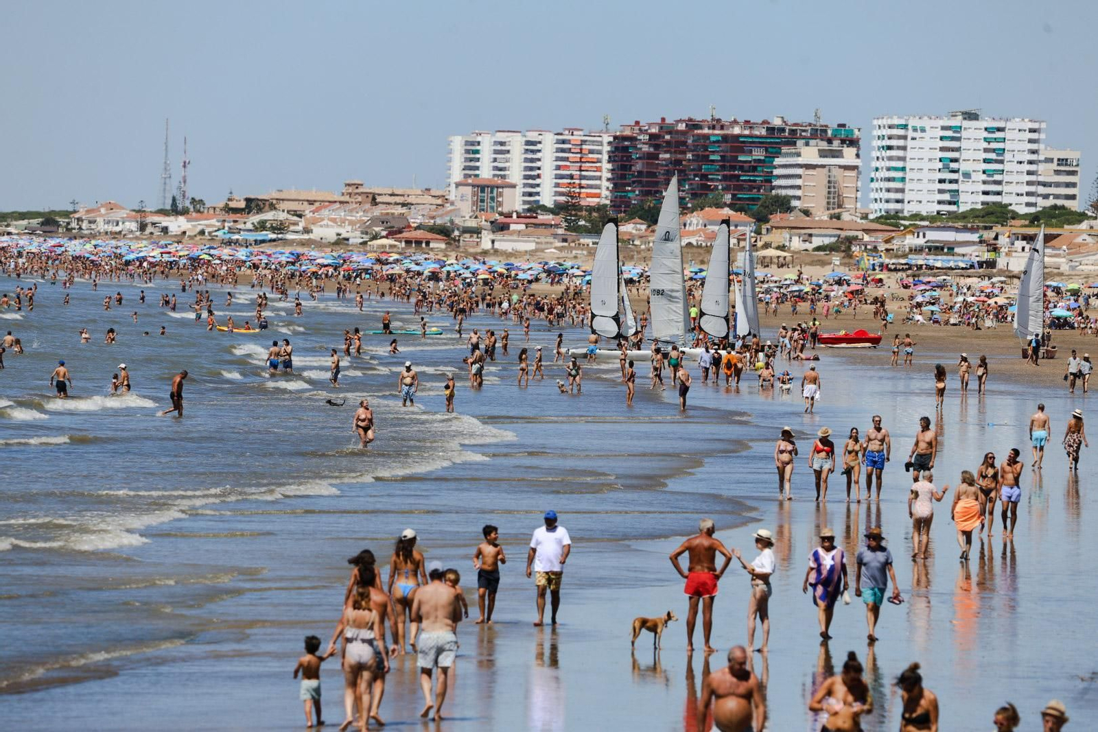 Imágenes de la soleada mañana de playa en Punta Umbría