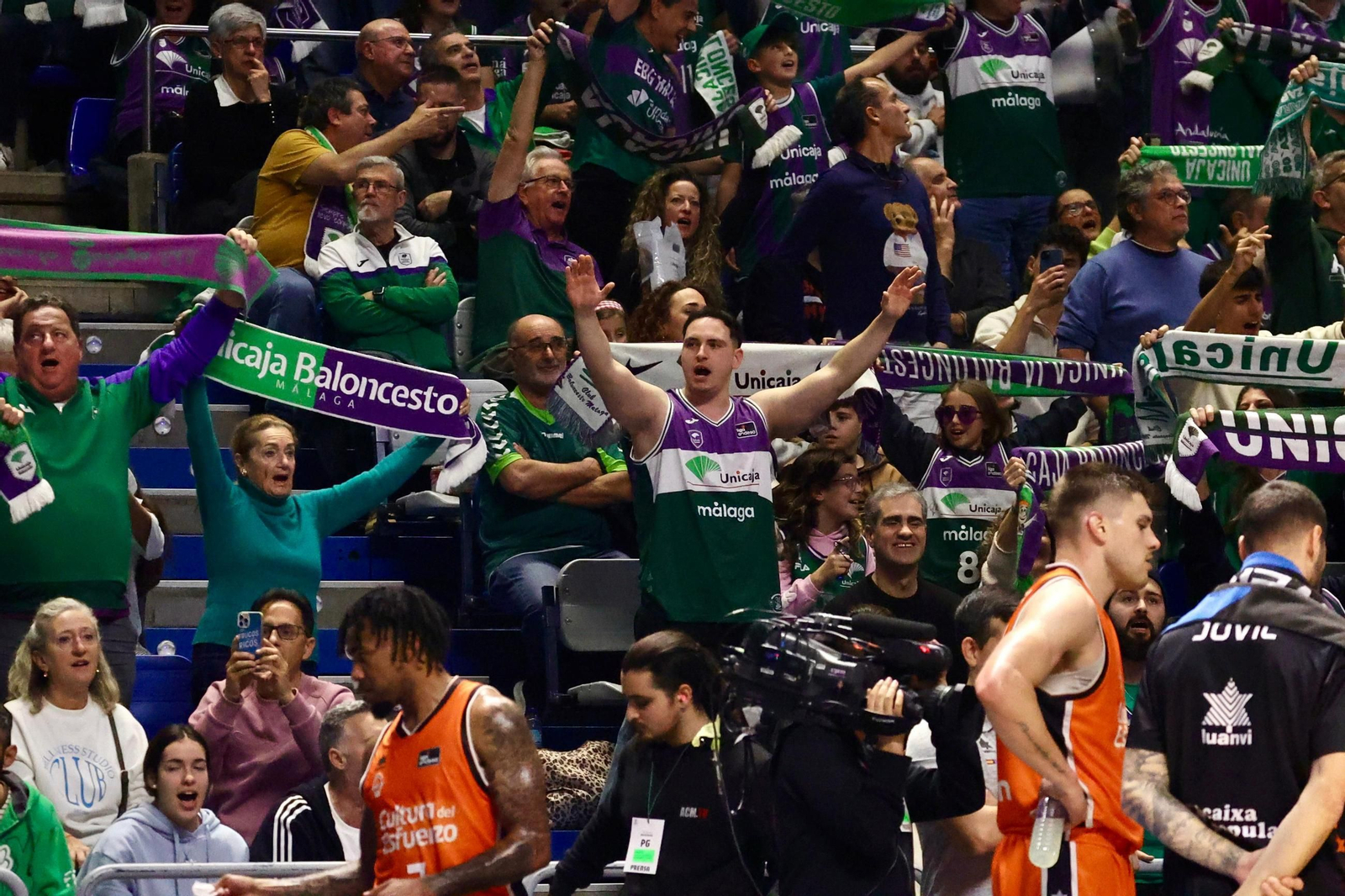 Búscate en las gradas del Carpena durante el Unicaja-Valencia Basket