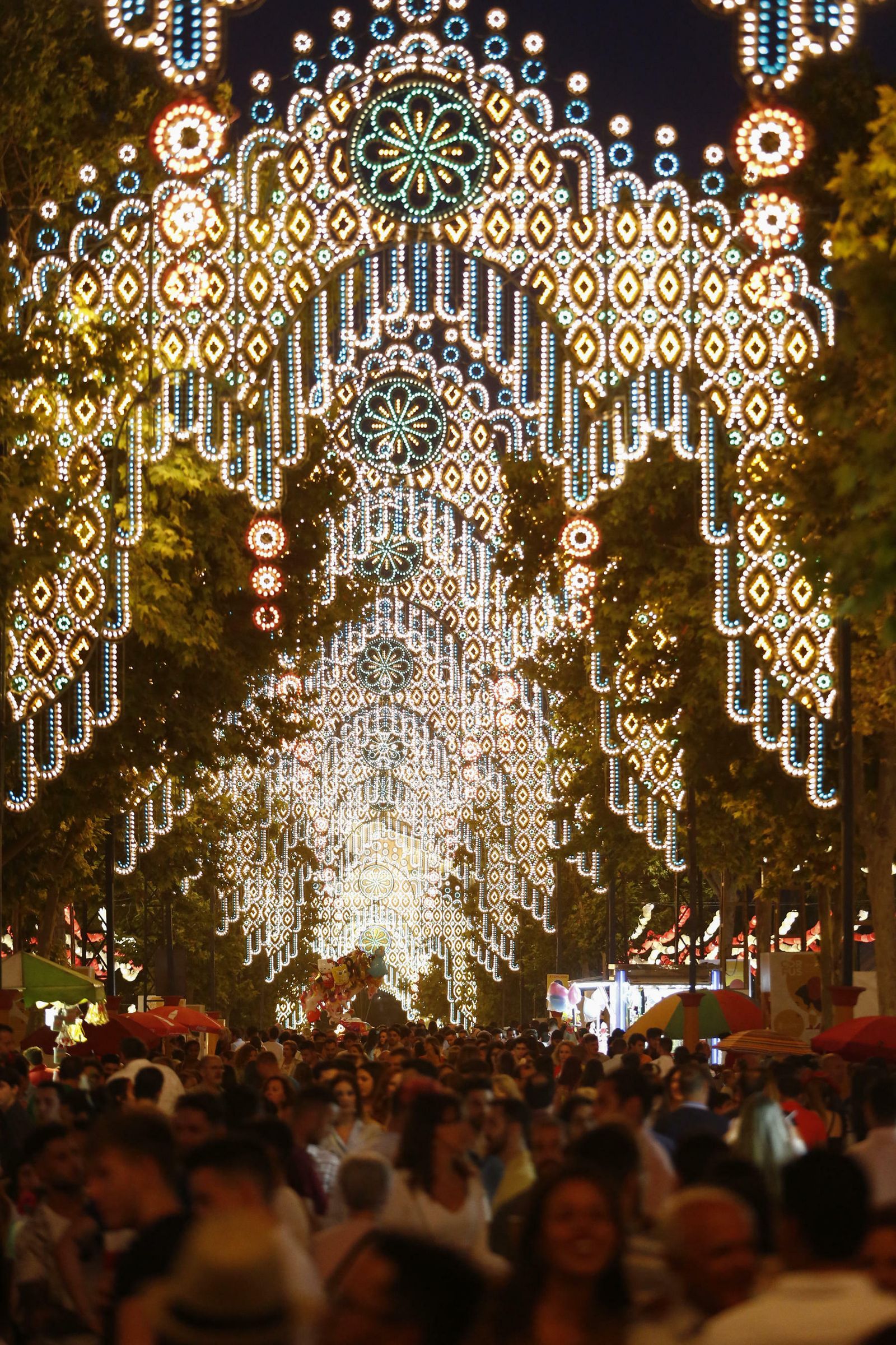 Imagen de la calle Zambra del recinto ferial de Almanjáyar.