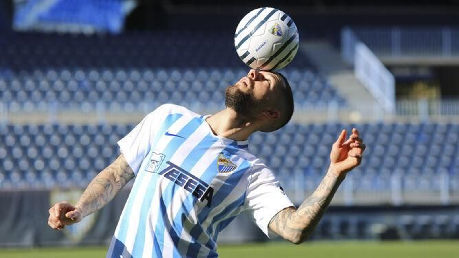 Tete Morente juguetea con el balón, el día de su presentación como malaguista