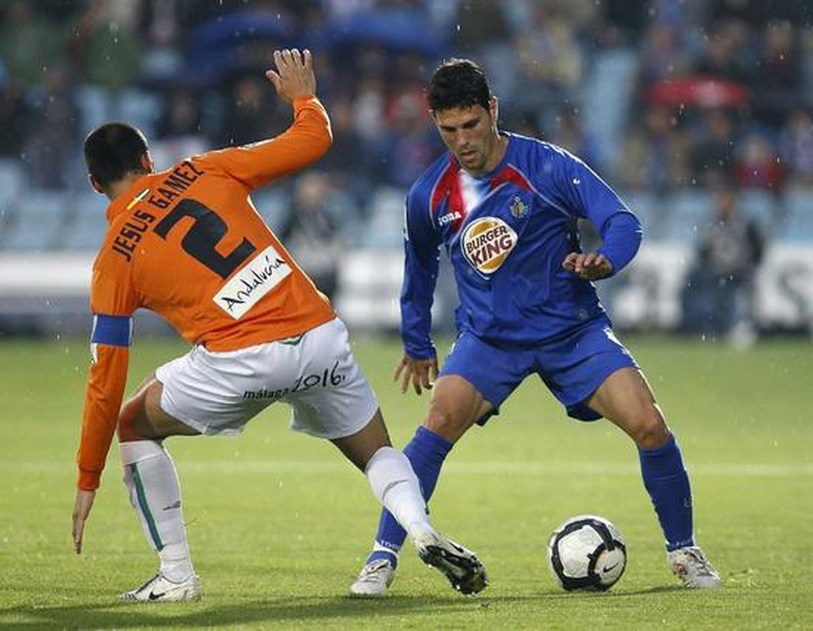 Gavilán intenta zafarse del malaguista Jesús Gámez. / EFE