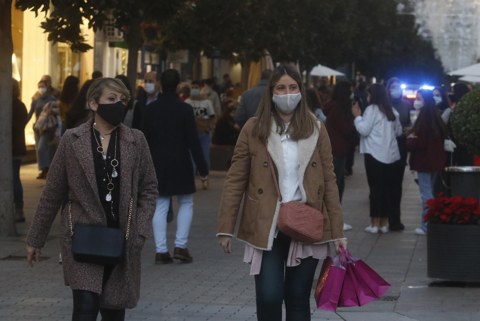 Varias personas caminan por el centro de Córdoba.