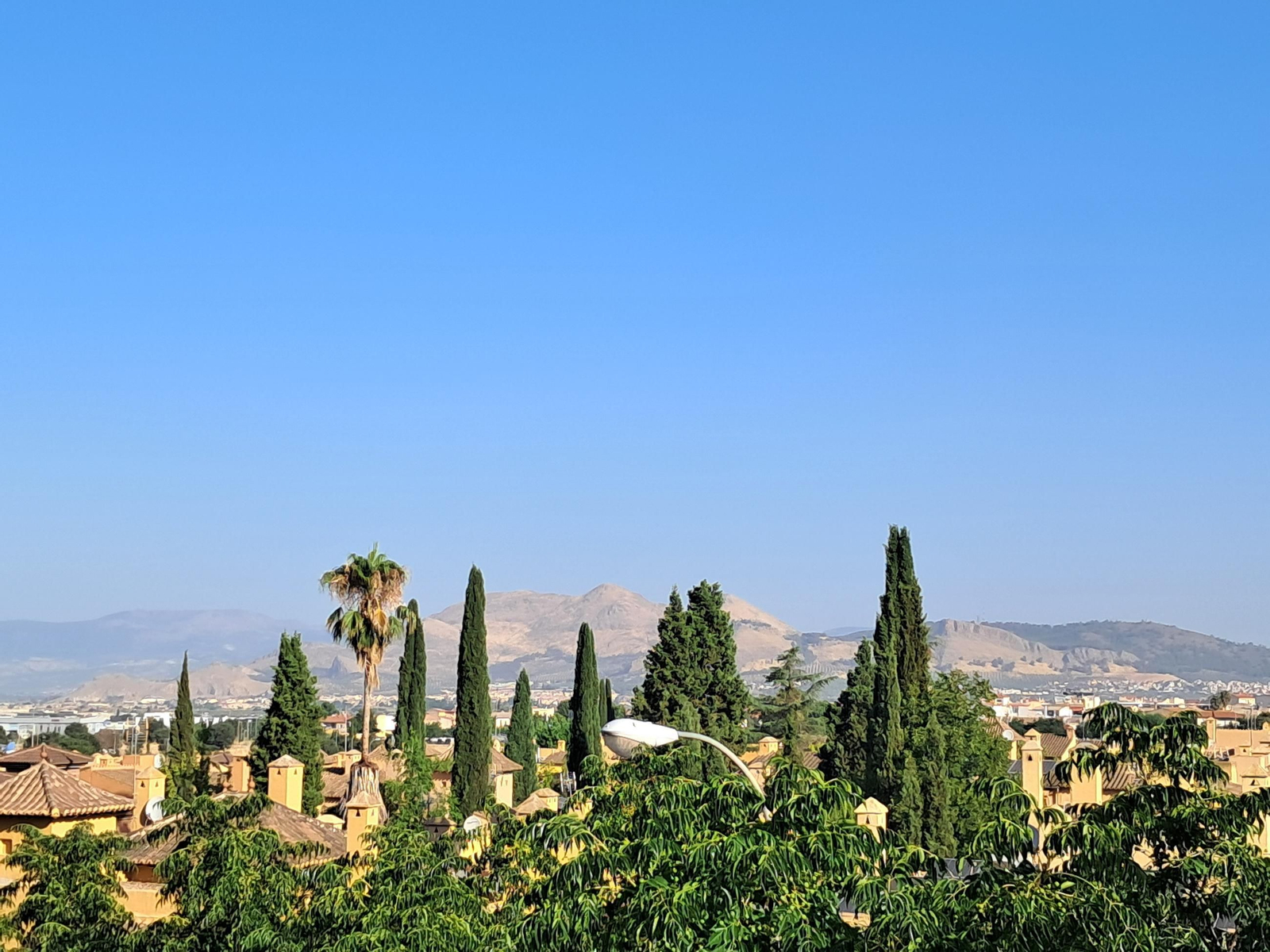 Granada capital ha amanecido sin nuebes en el cielo.