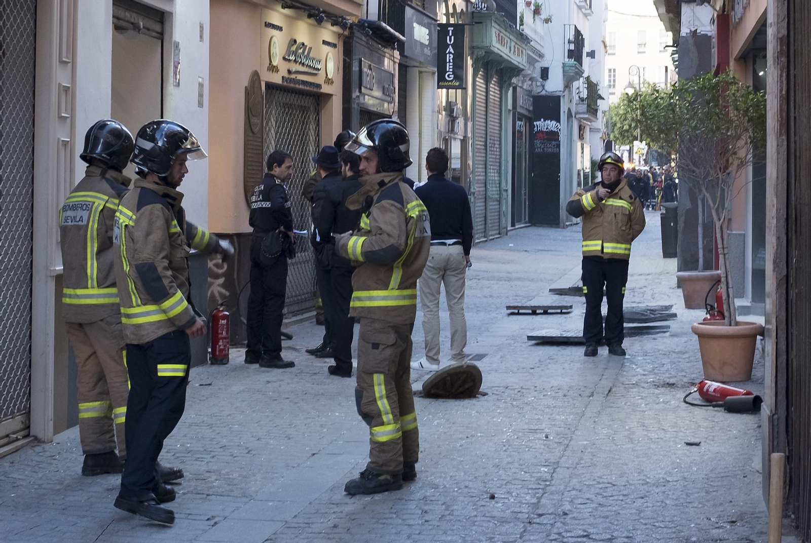 Imágenes del dispositivo de emergencias por las explosiones eléctricas en la calle Cuna