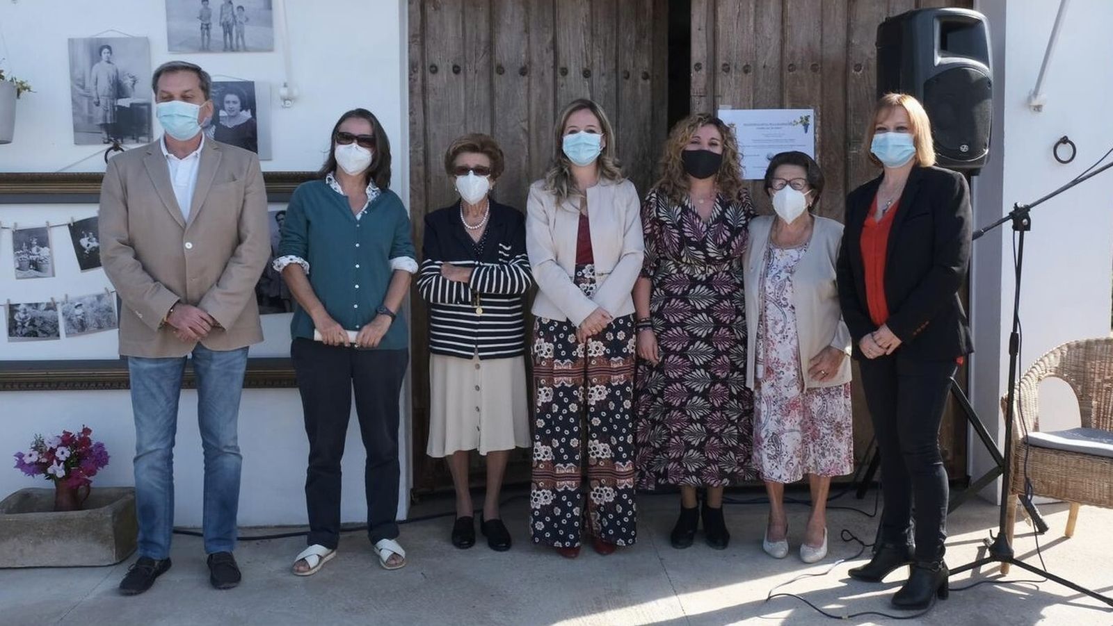 Un momento del homenaje municipal a las viticultoras sanluqueñas Carmen y Ángeles García.
