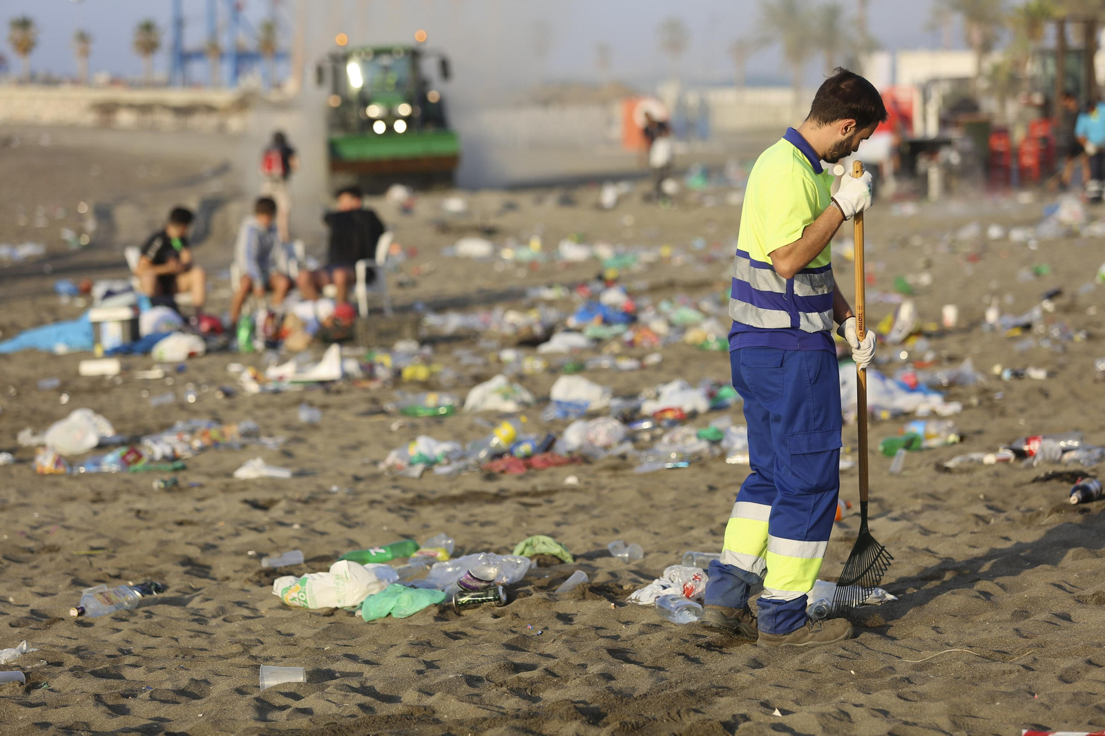Las fotos de la basura en las playas de Málaga tras San Juan