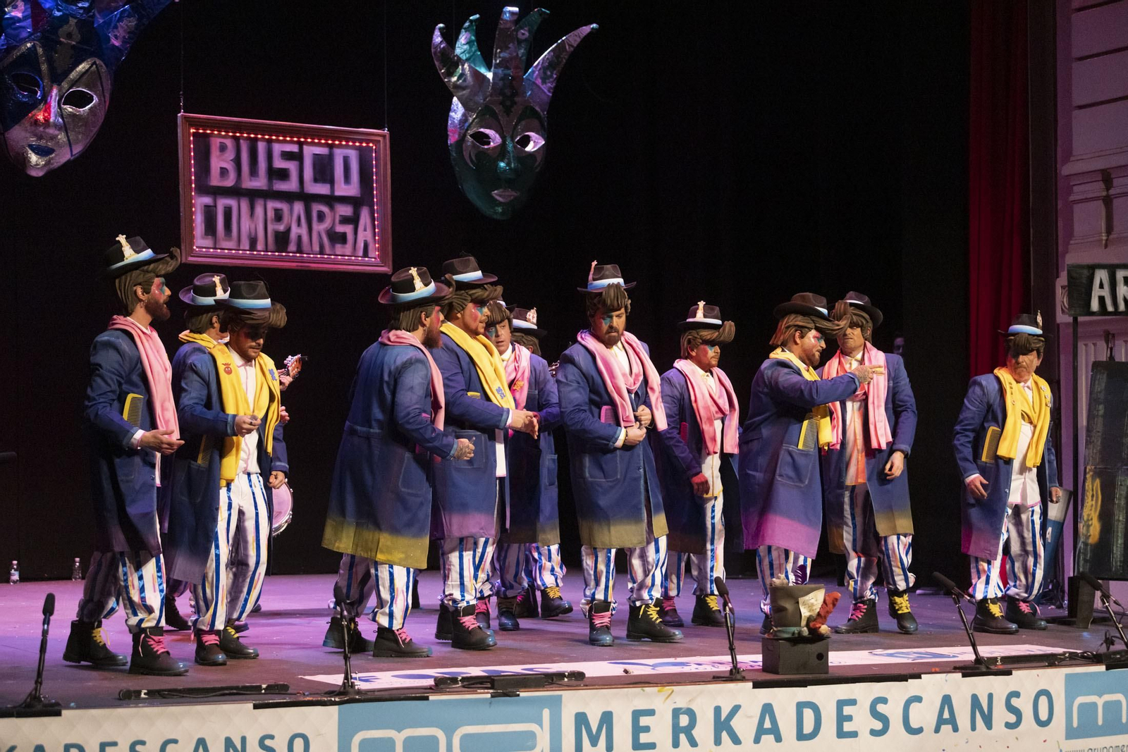 Imágenes de la actuación de la murga de Huelva 'Los derrotaos (Una comparsa reconvertía...)' en el Carnaval Colombino