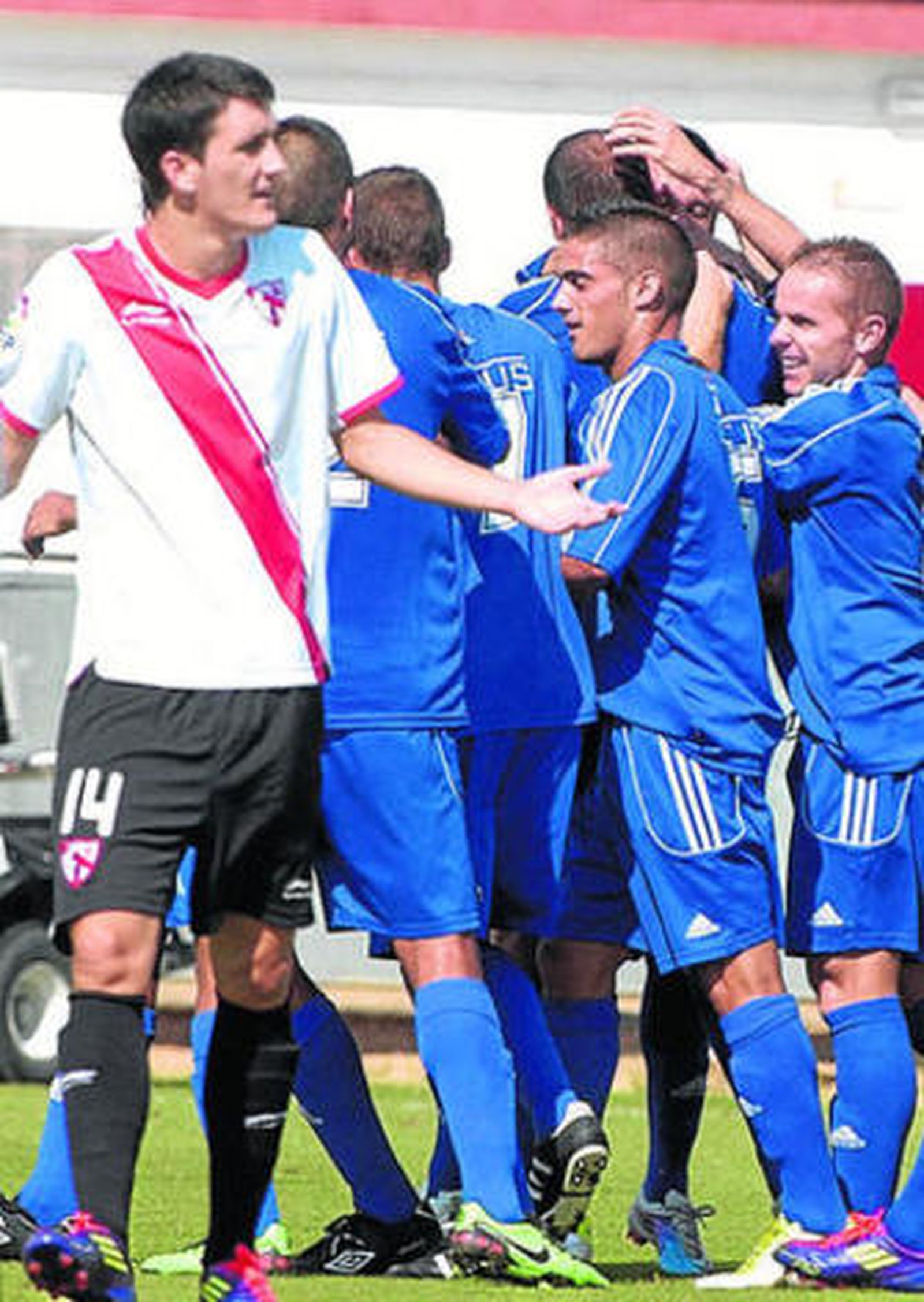 Luis Alberto pide explicaciones mientras la Balona celebra un gol.