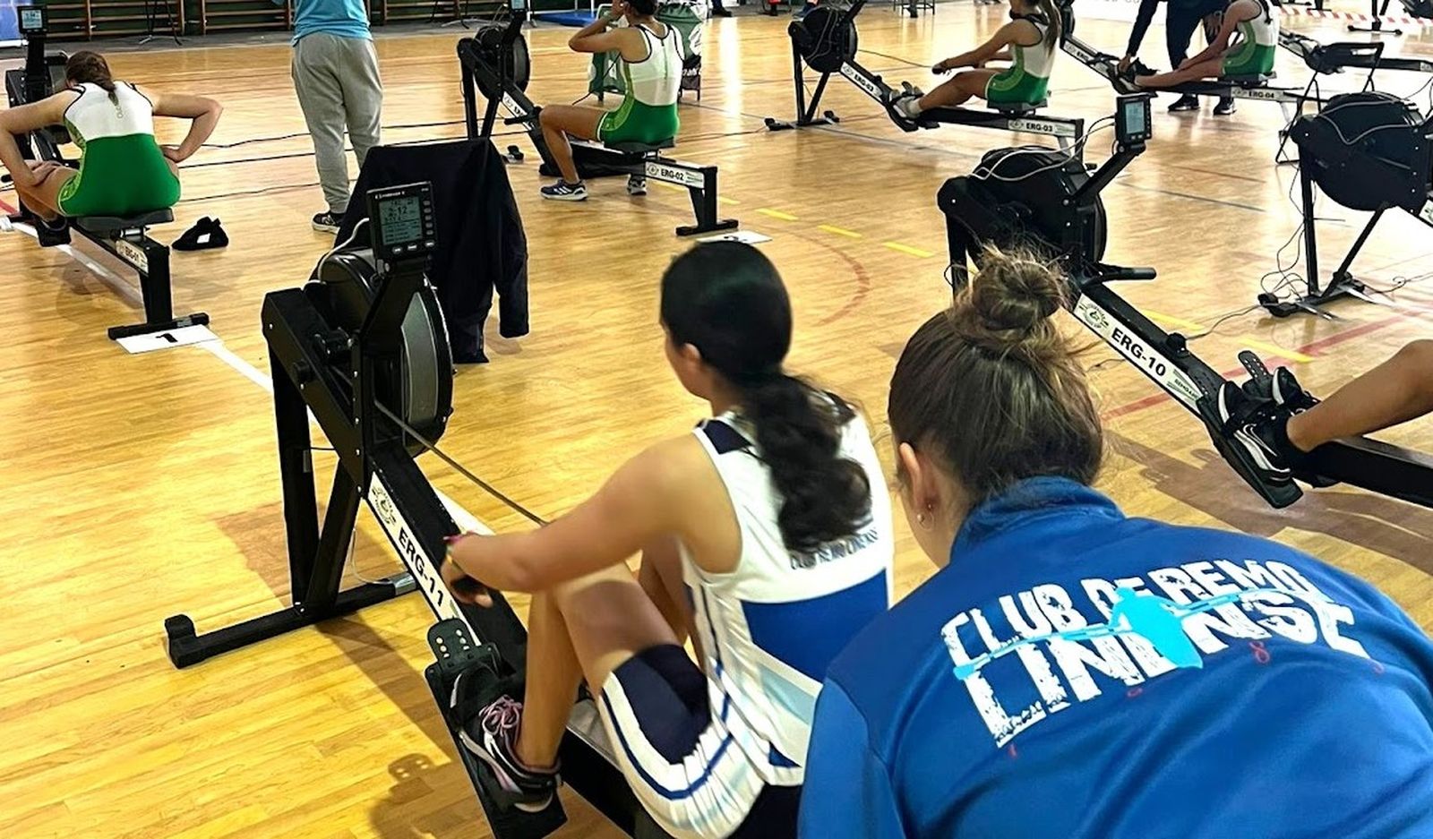 Una participante del Club de Remo Linense, en Barbate