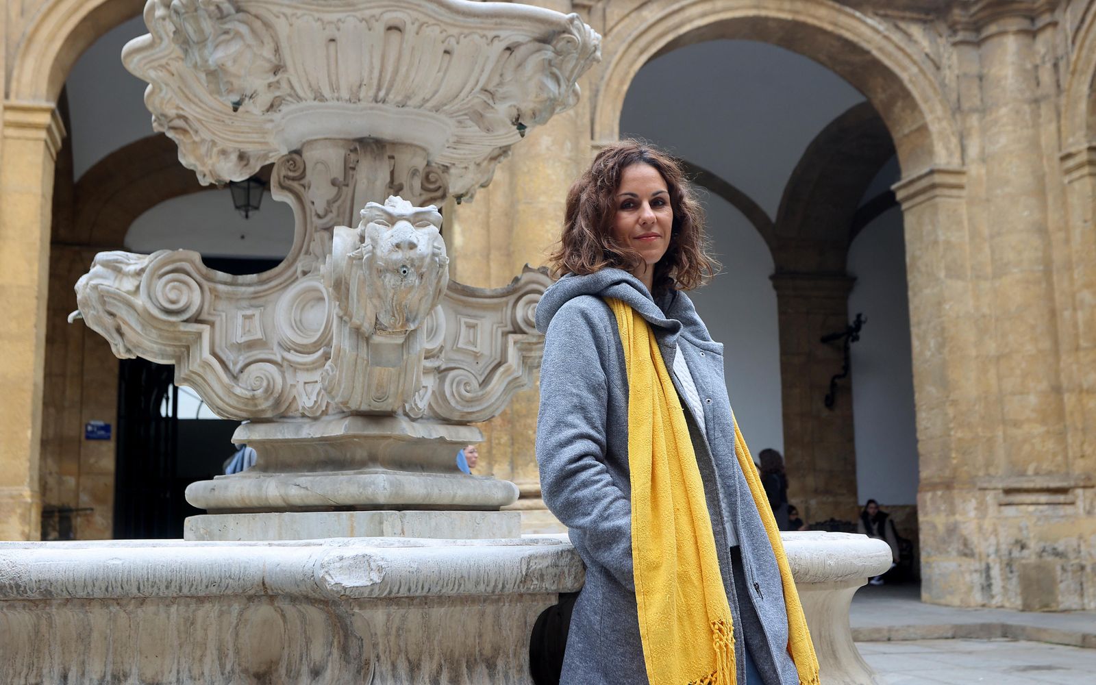 La antropóloga onubense Marta Rodríguez en uno de los patios del rectorado de la Universidad de Sevilla.