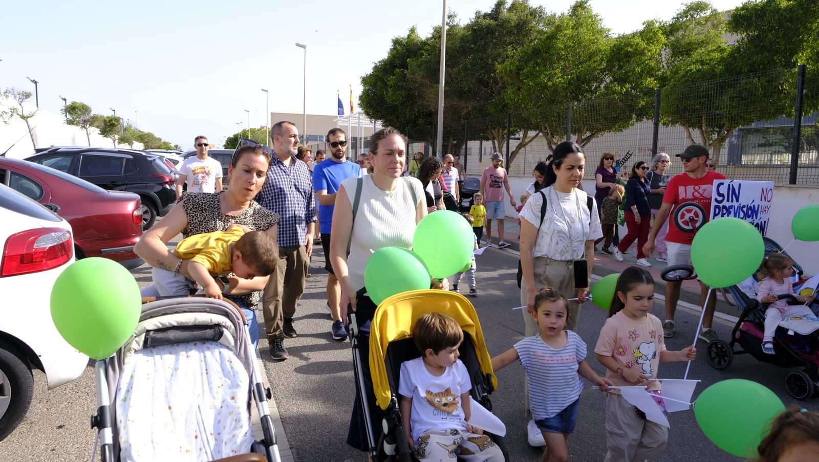 Imágenes de la manifestación de padres de la Vega de Acá solicitando un colegio nuevo
