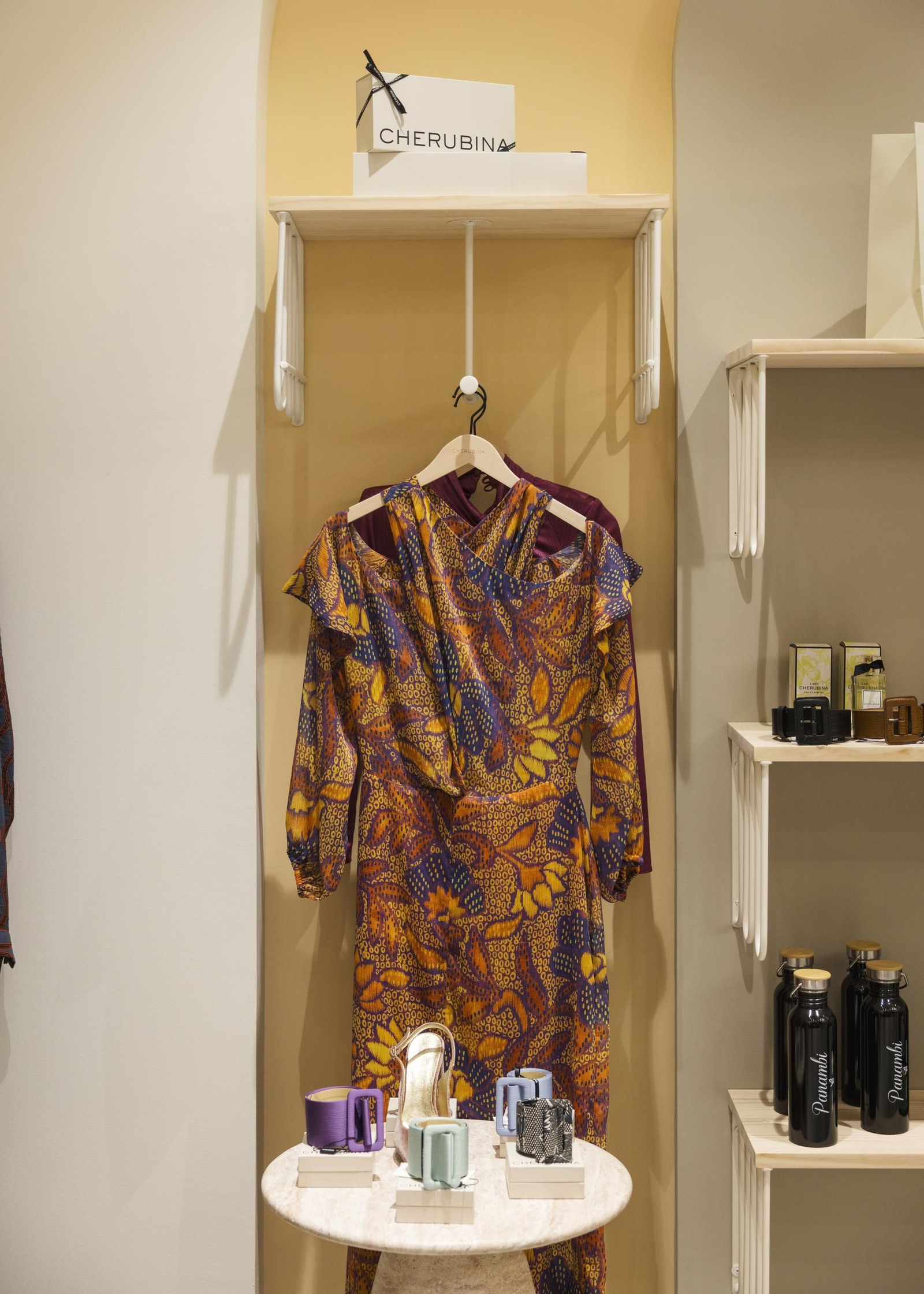 Uno de los looks de invitadas del espacio pop up de Cherubina y Panambi en Sevilla Fashion Outlet.