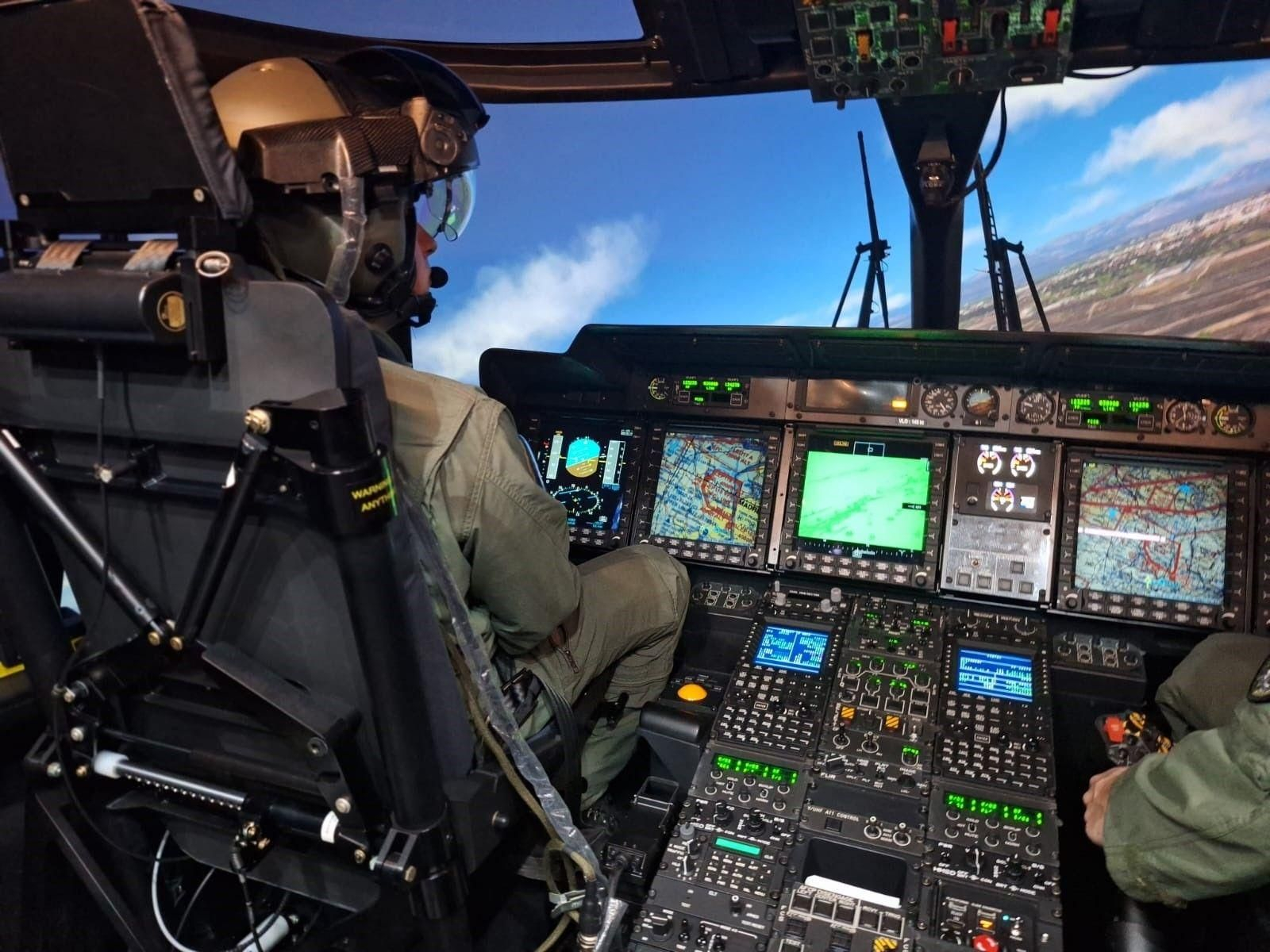 Interior del simulador de vuelo del helicóptero  NH90 desarrollado por Indra.