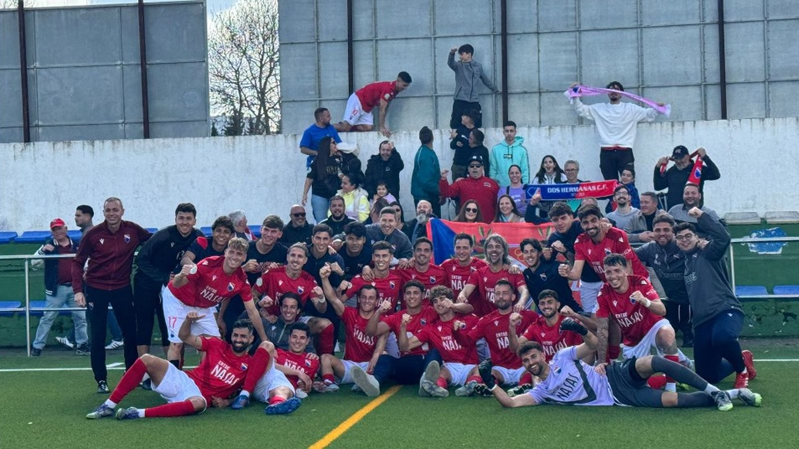 Los jugadores del Dos Hermanas festejan su triunfo en Conil