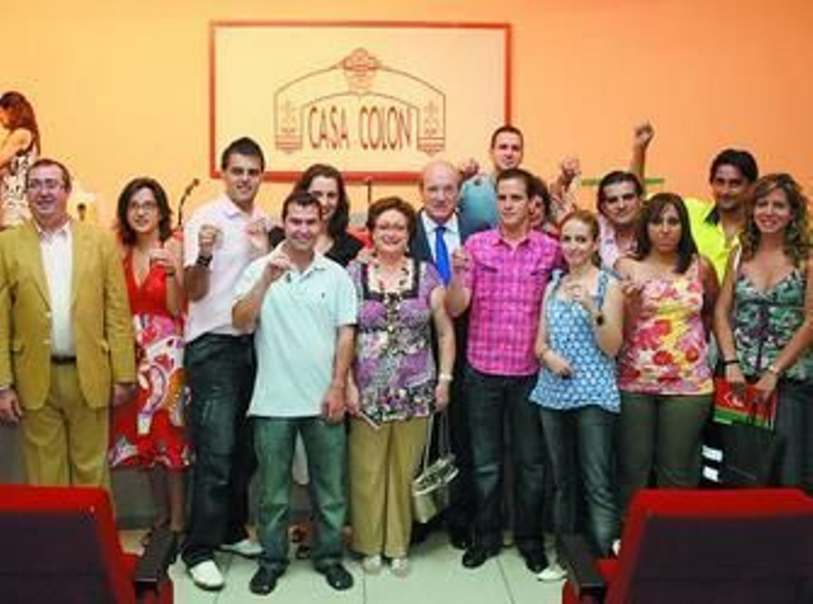 Los propietarios de la nueva promoción de VPO en San Antonio muestran felices las llaves de sus hogares.