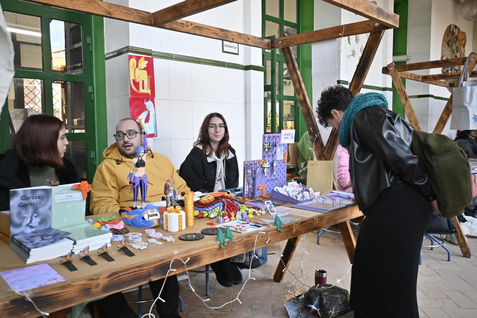 Imágenes del tradicional mercadillo de navidad de la escuela de arte León Ortega