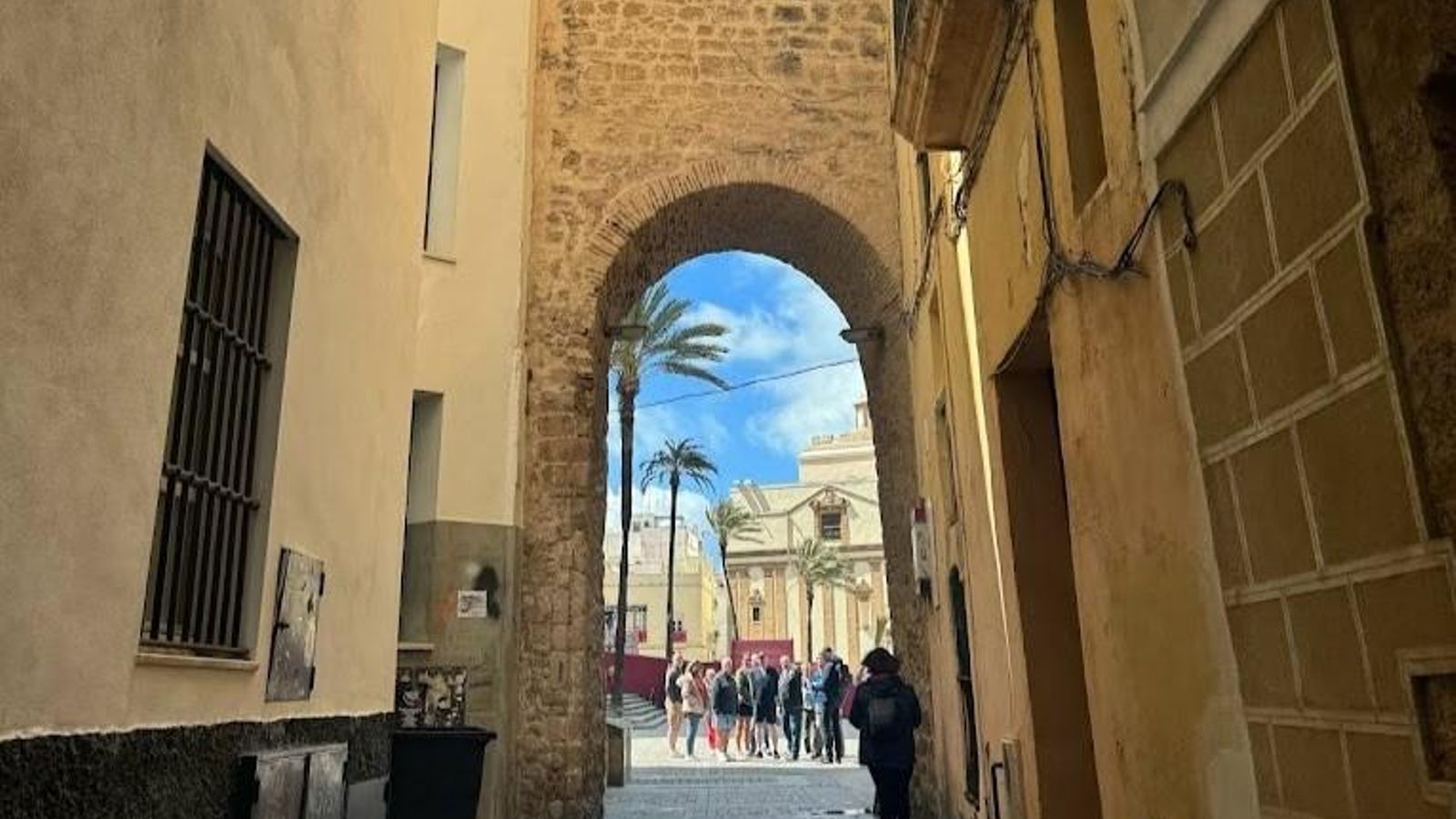 Una vista parcial de la plaza de la Catedral antes de pasar por el Arco de la Rosa en Cádiz