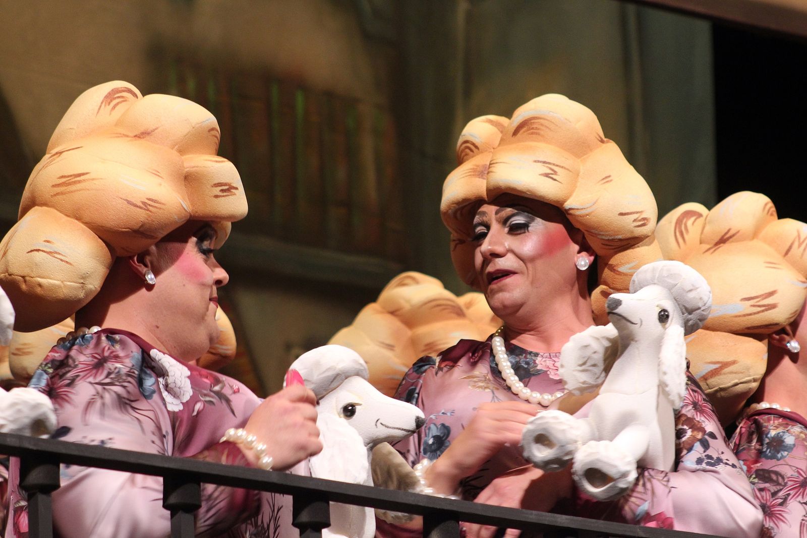 Las ricachonas de la murga del Susi levantaron el Teatro antes de culminar su actuación.