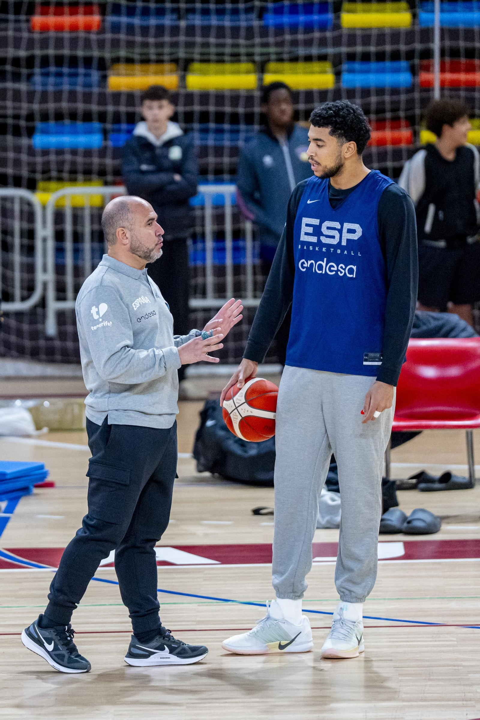 Alberto Díaz, Francis Alonso y Paco Aurioles, en la primera España de Chus Mateo