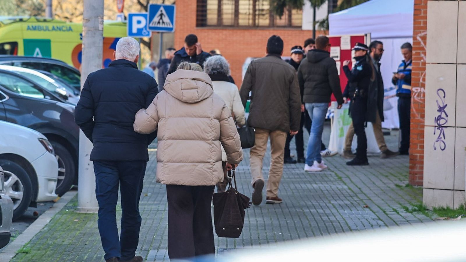 Familiares atendidos e el Centro Cívico de Córdoba este lunes.
