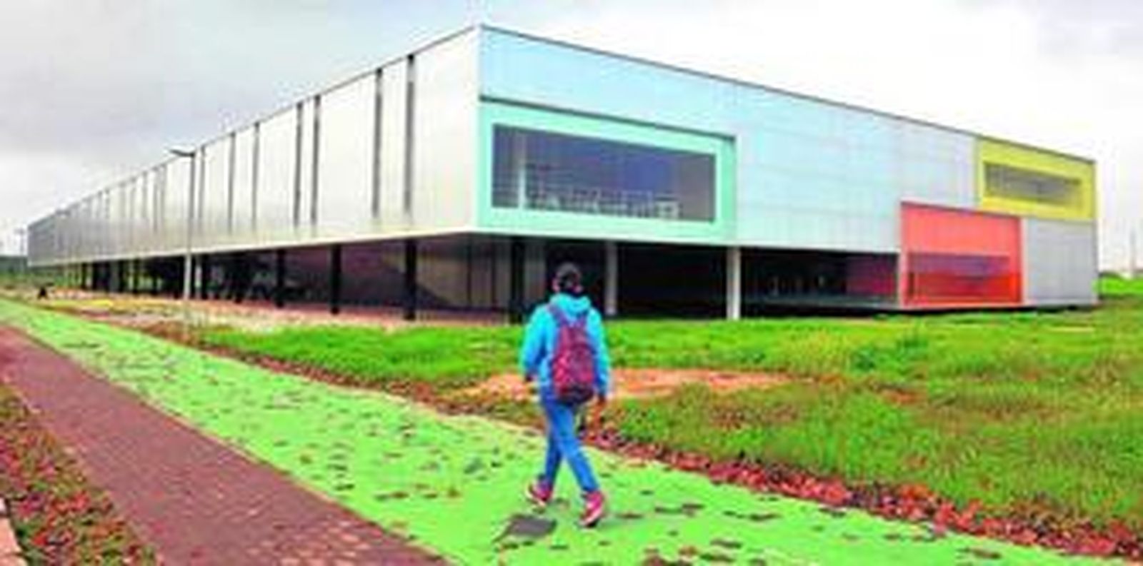 Una imagen del Edificio Mixto Departamental de la Olavide, donde se observa su horizontalidad y su juego con el el medio.