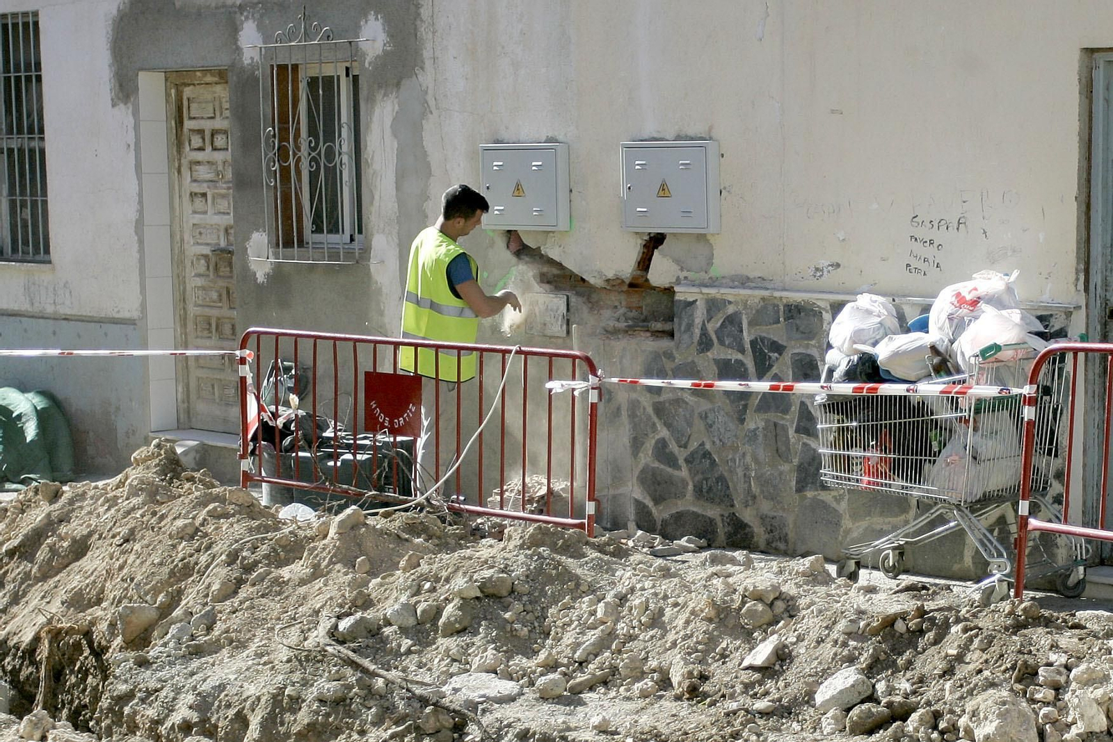 Una de las instalaciones del suministro eléctrico que fueron regularizadas en el barrio almeriense de Los Almendros.